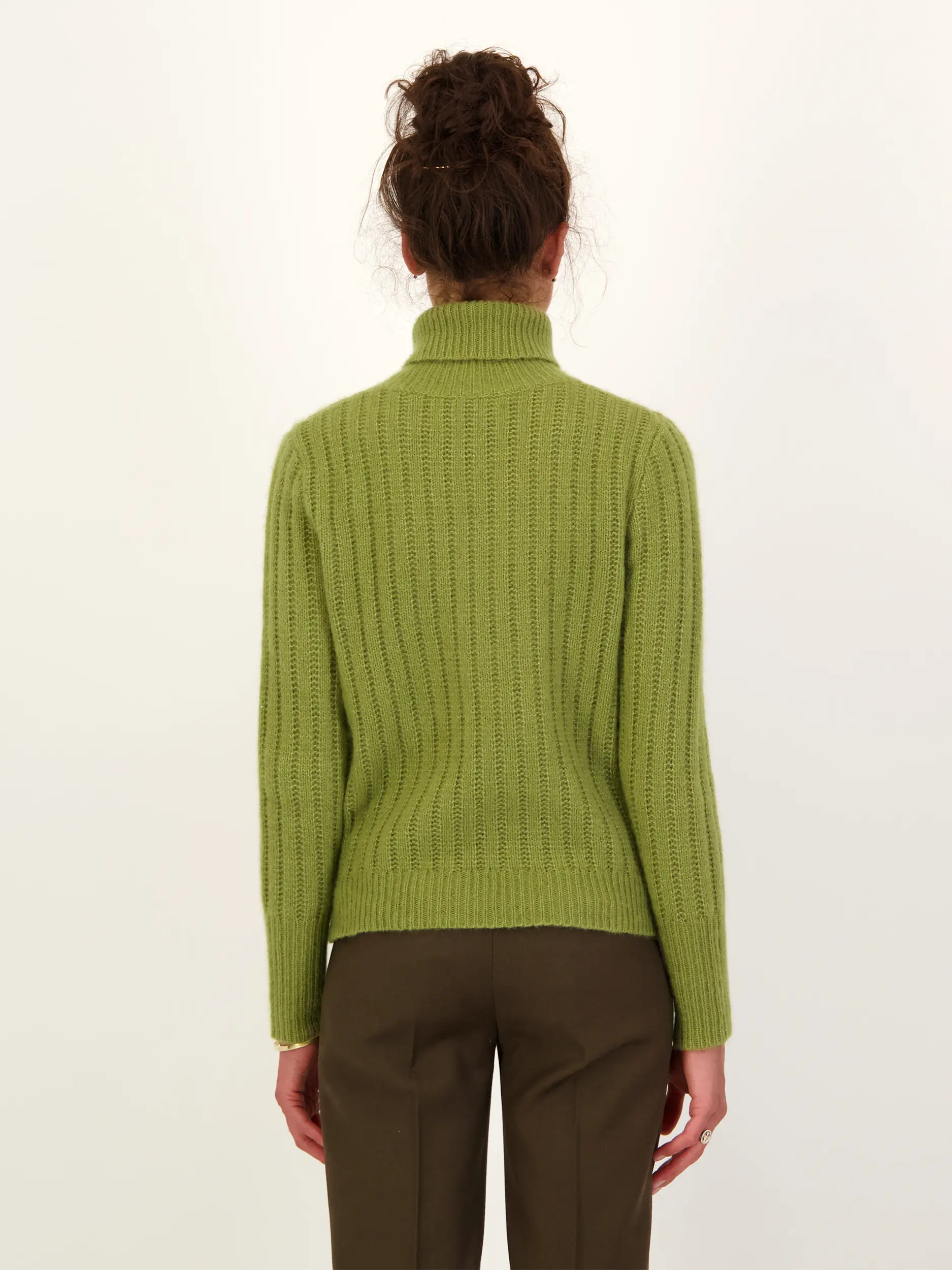 Rollkragenpullover aus Kaschmir-Mix - Artikel Rückseite getragen von einem Modell