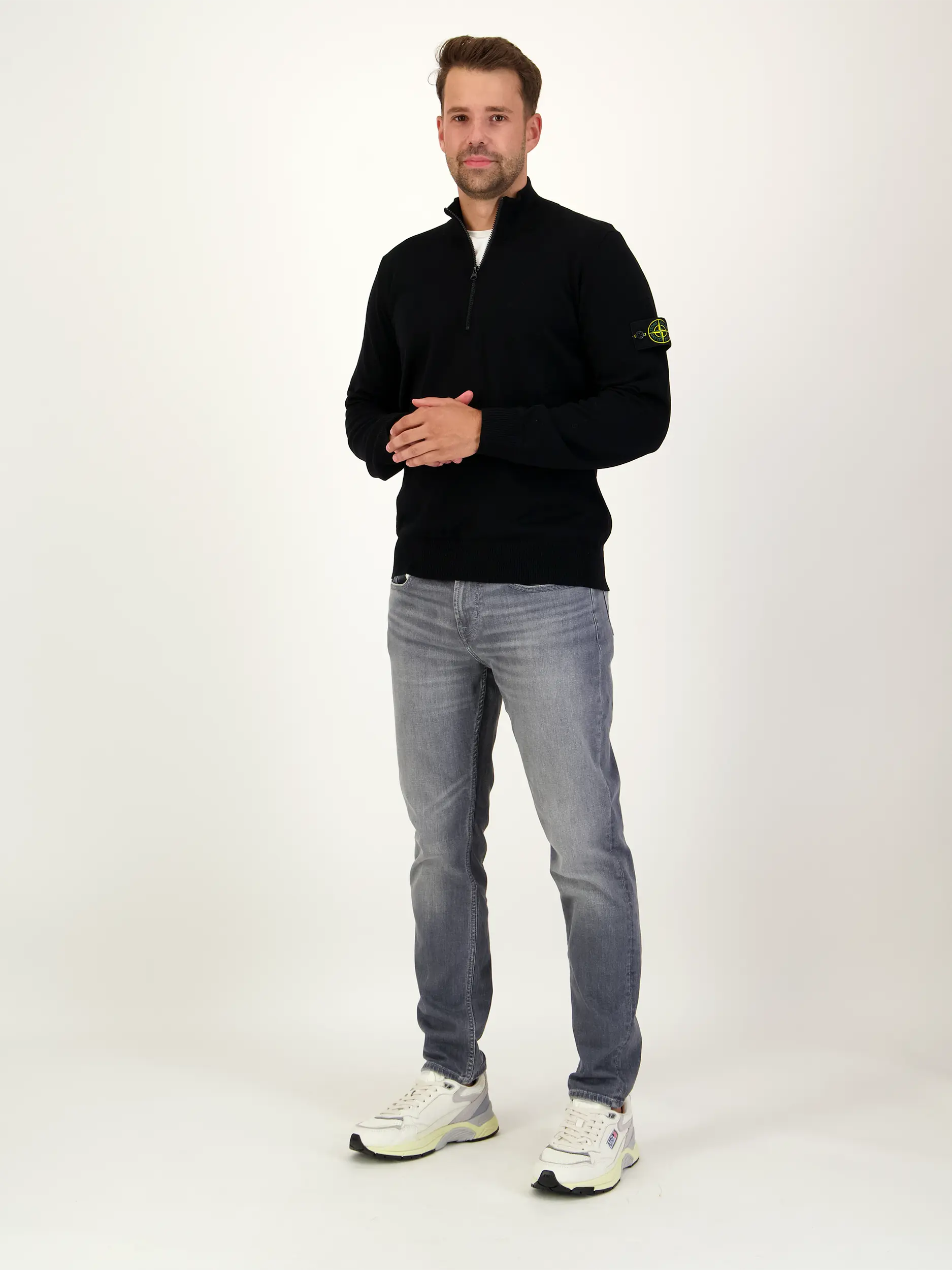 Pullover aus Schurwolle langarm - Artikel Teil eines Outfits getragen von einem Modell