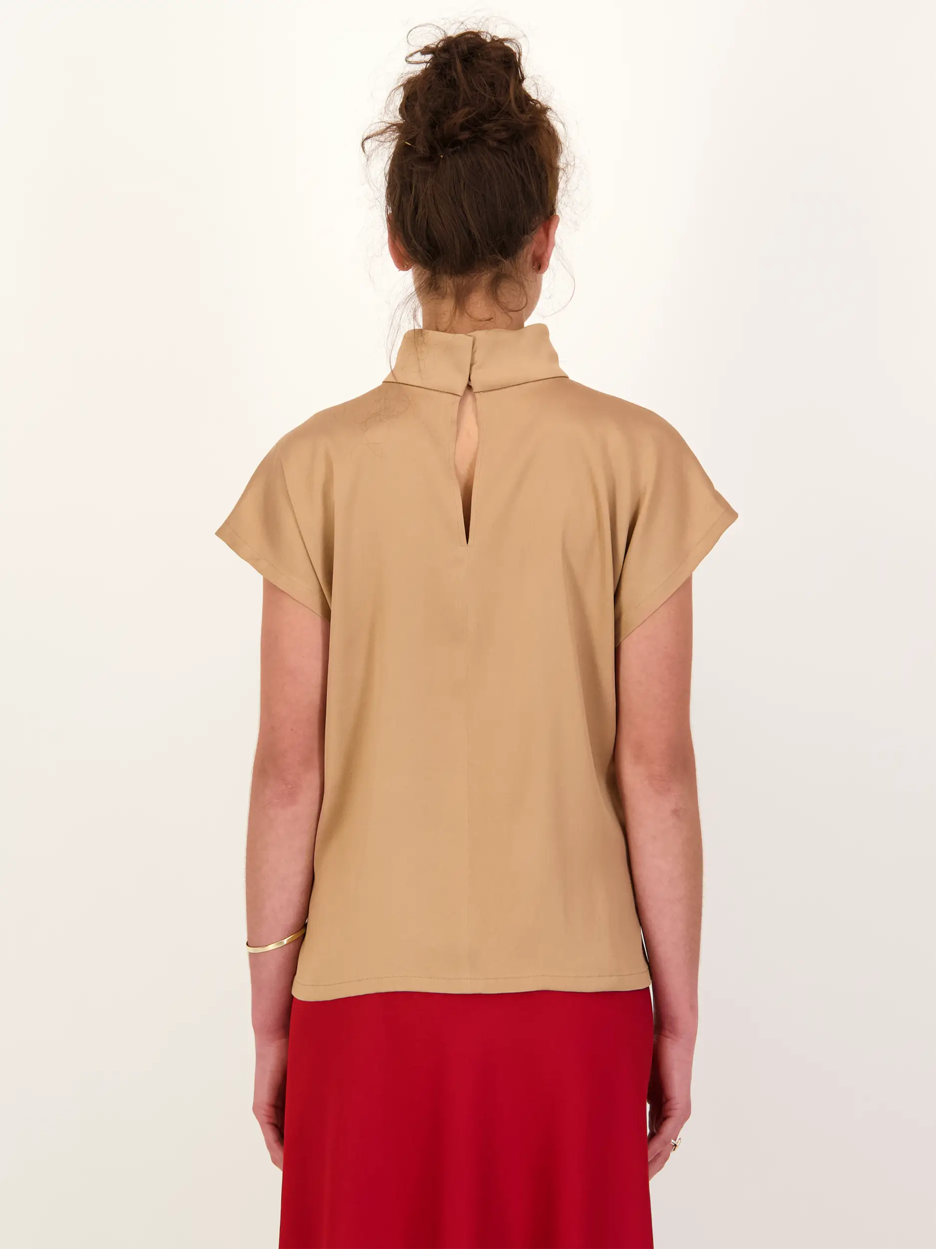 Satinbluse 'Alaria' kurzarm - Artikel Rückseite getragen von einem Modell - Farbe: Beige