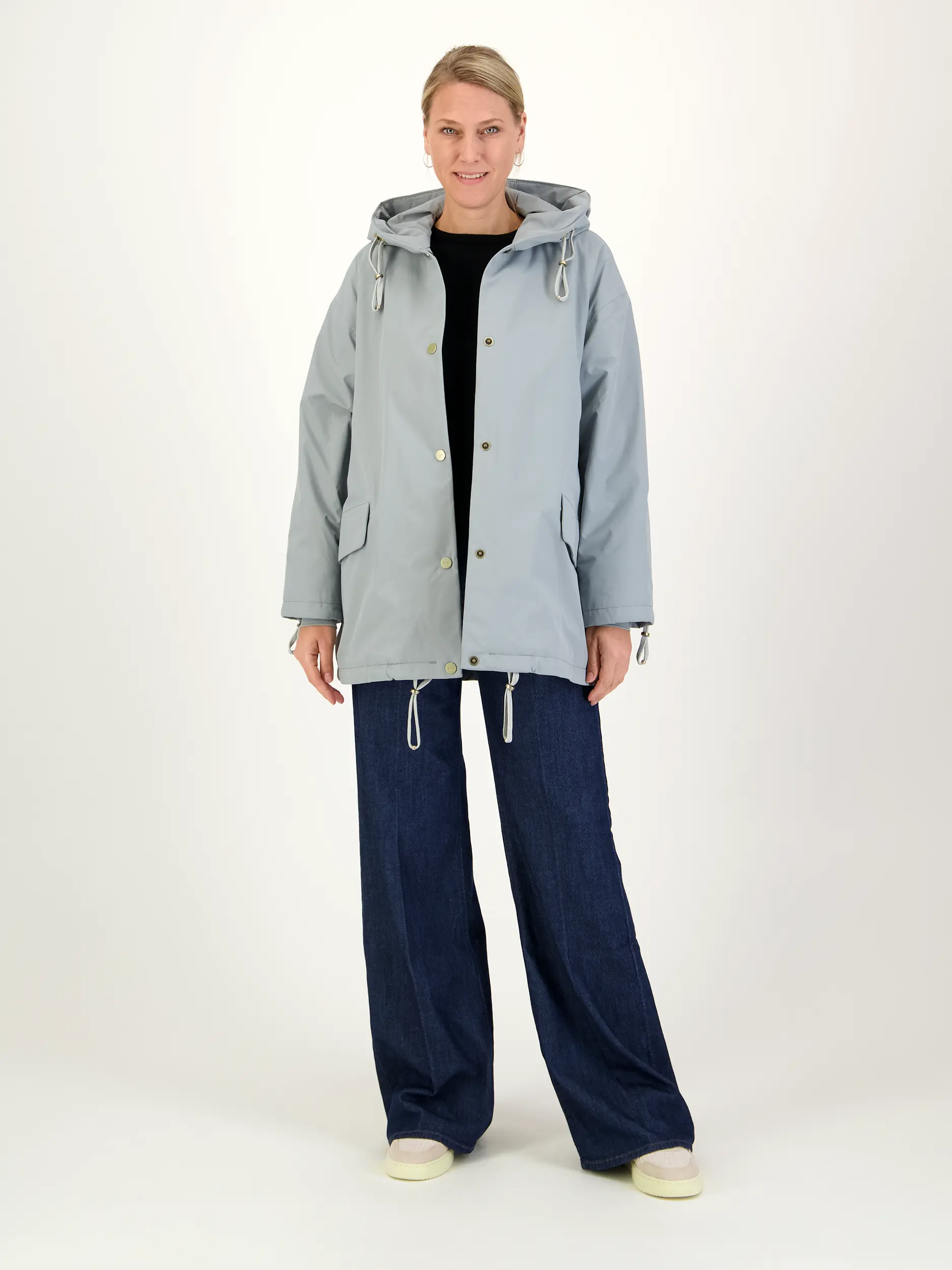 Wasserdichte Jacke 'Ease'  - Artikel Teil eines Outfits getragen von einem Modell - Farbe: Blau