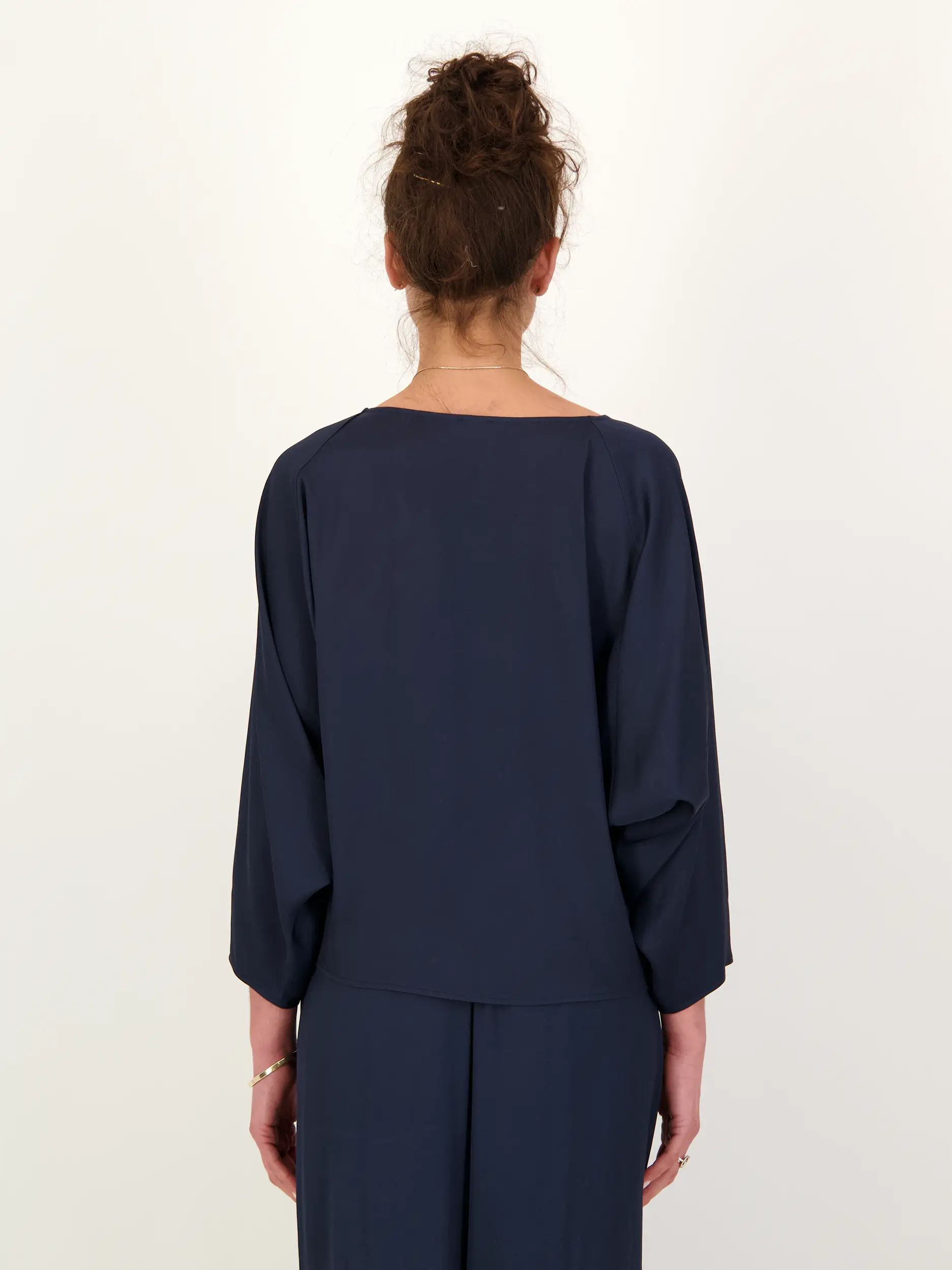 Bluse 'Nialini'  - Artikel Rückseite getragen von einem Modell - Farbe: Blau