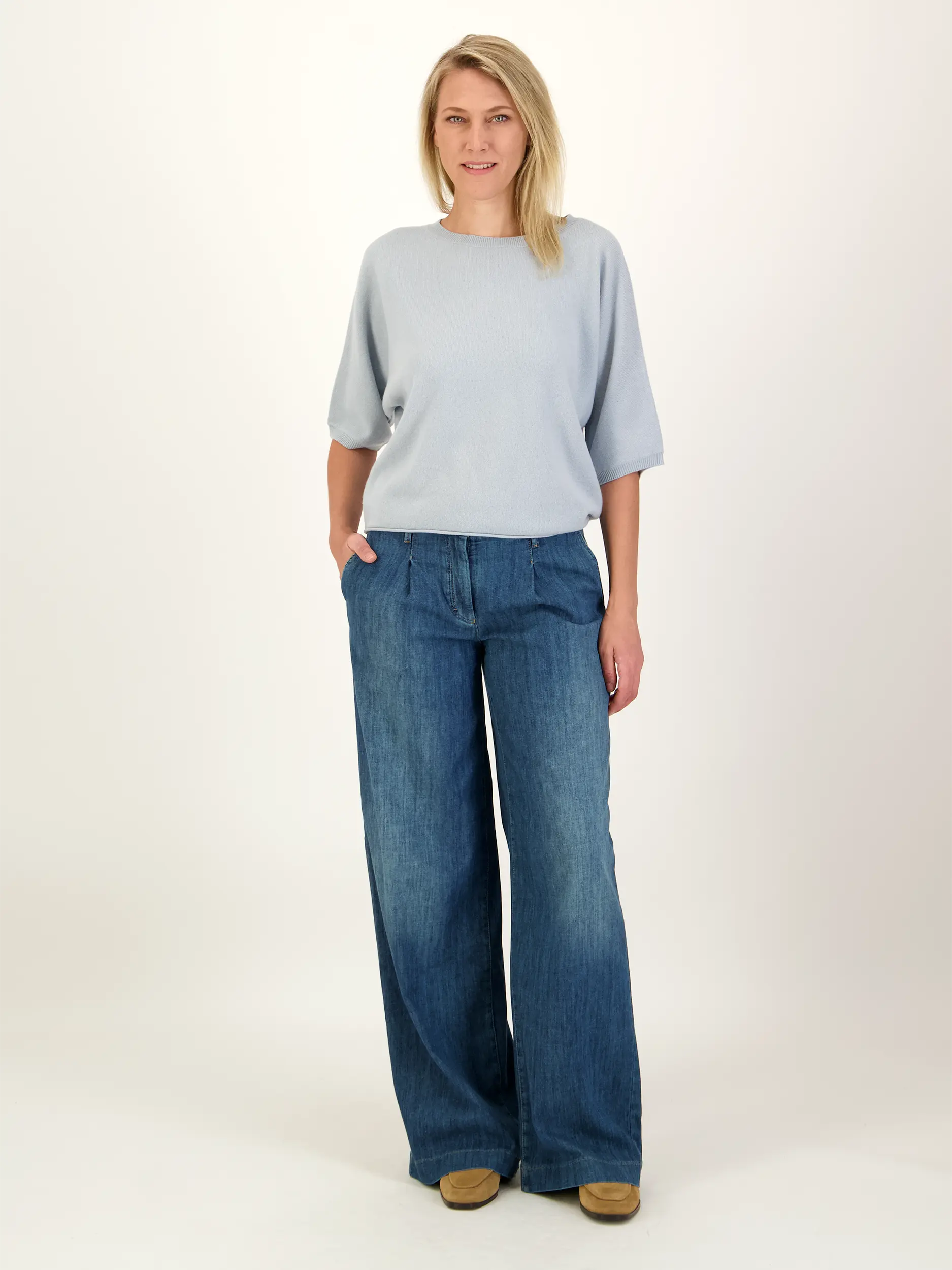 Pullover aus Wolle kurzarm - Artikel Teil eines Outfits getragen von einem Modell