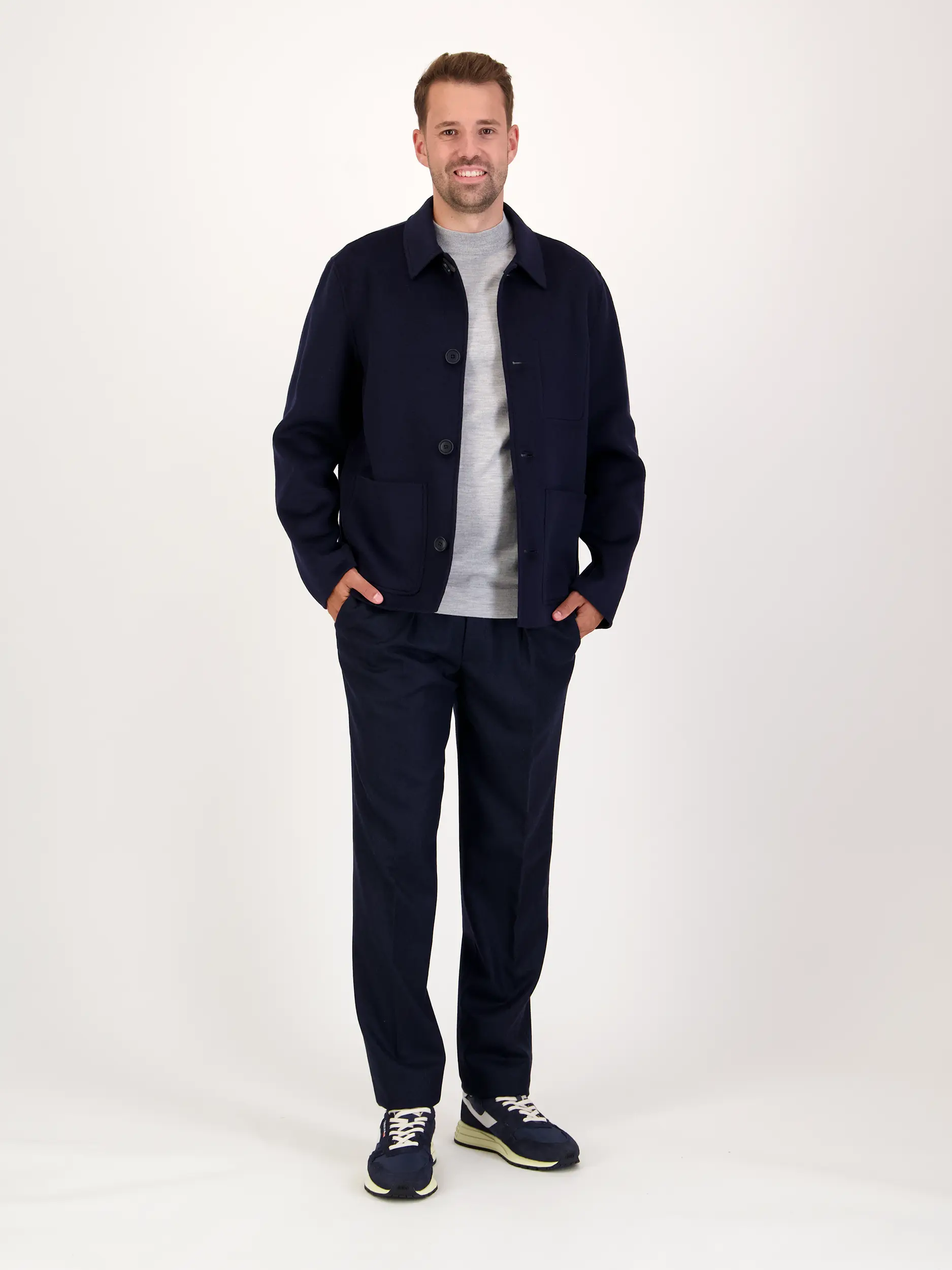 Jacke 'Makona' aus Woll-Mix - Artikel Teil eines Outfits getragen von einem Modell - Farbe: Blau