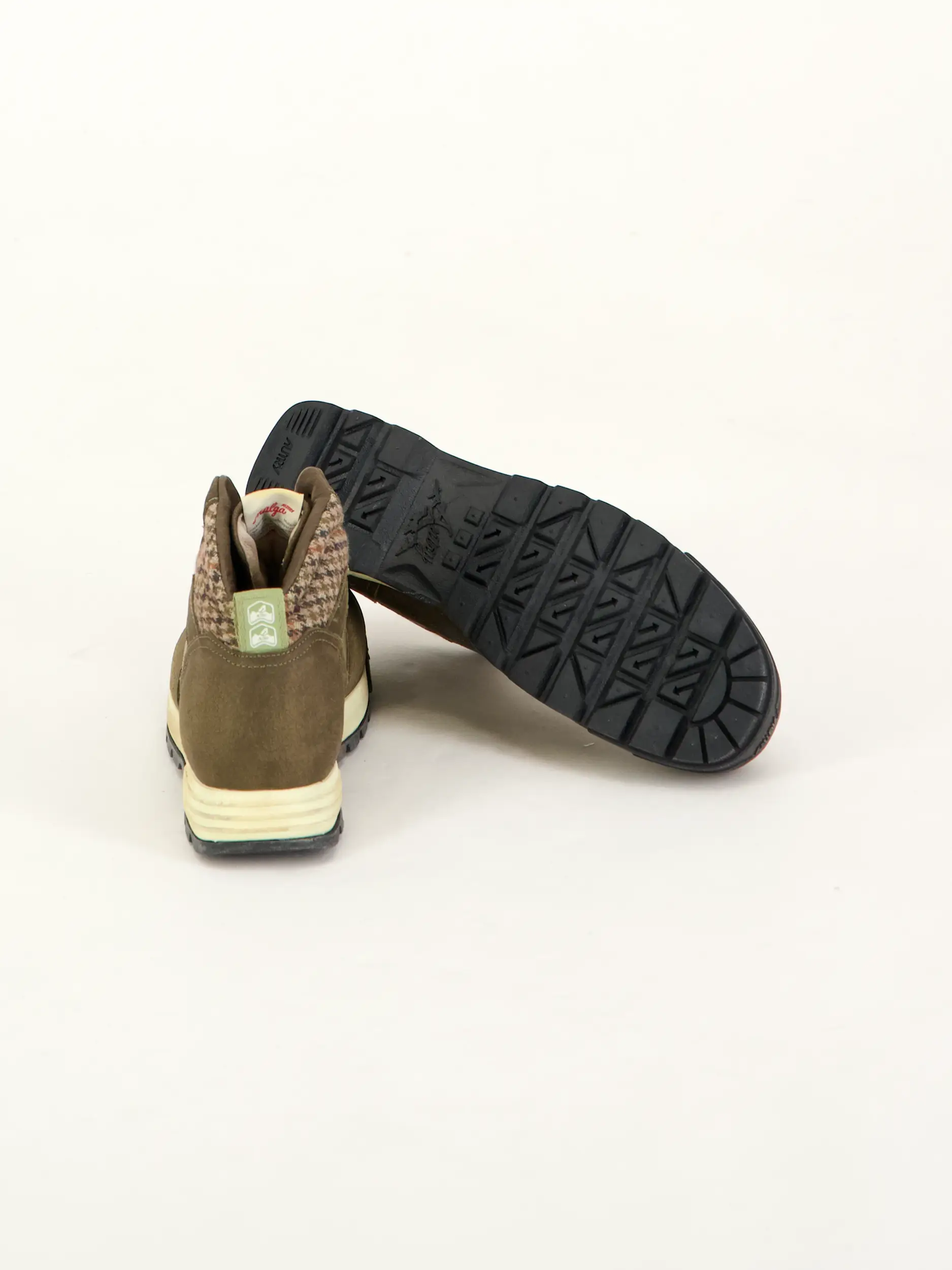 Schuhe 'Malga' - Artikel Rückseite getragen von einem Modell - Farbe: Grün