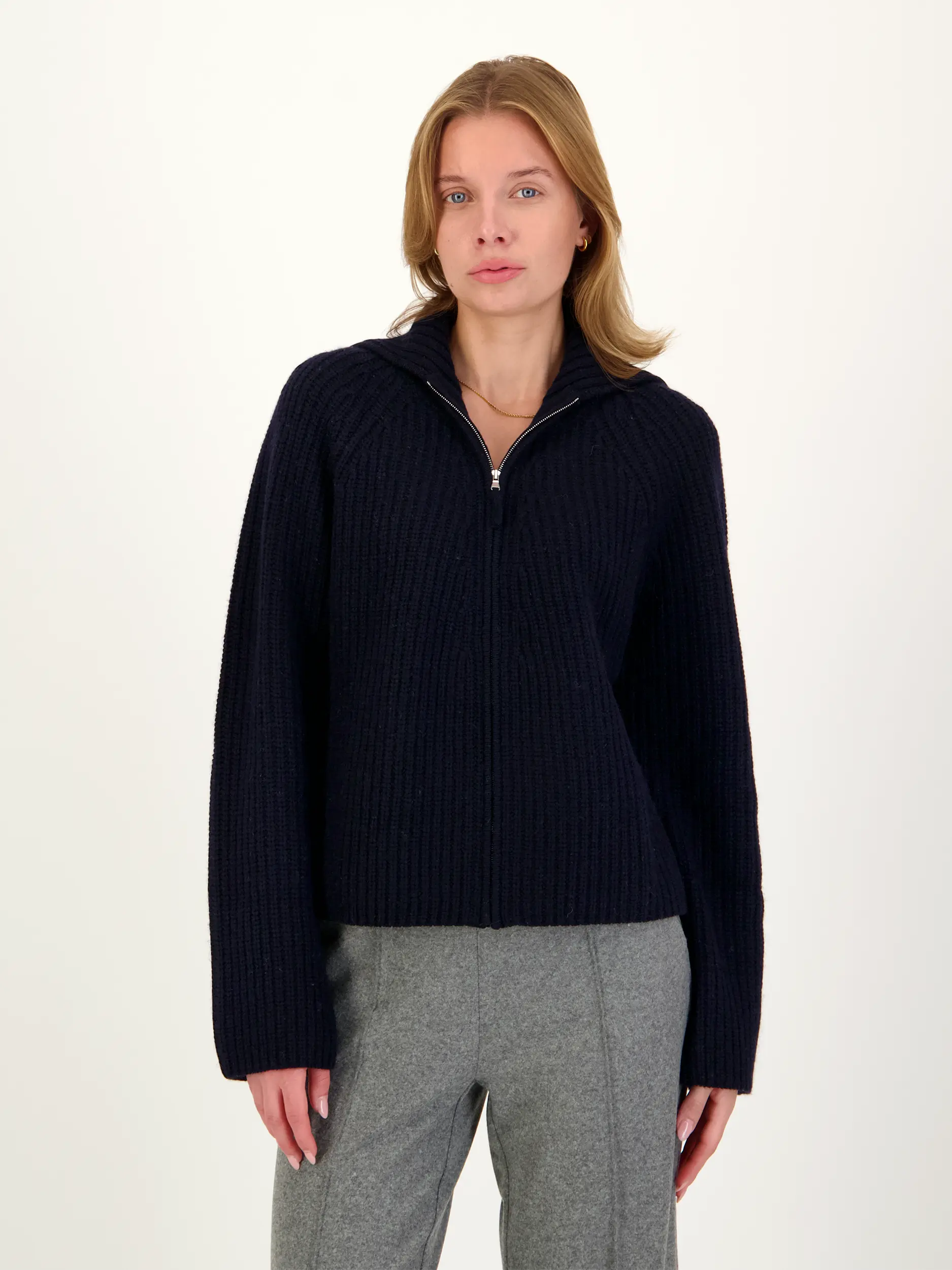 Strickjacke aus Wolle - Artikel Vorderseite getragen von einem Modell - Farbe: Blau