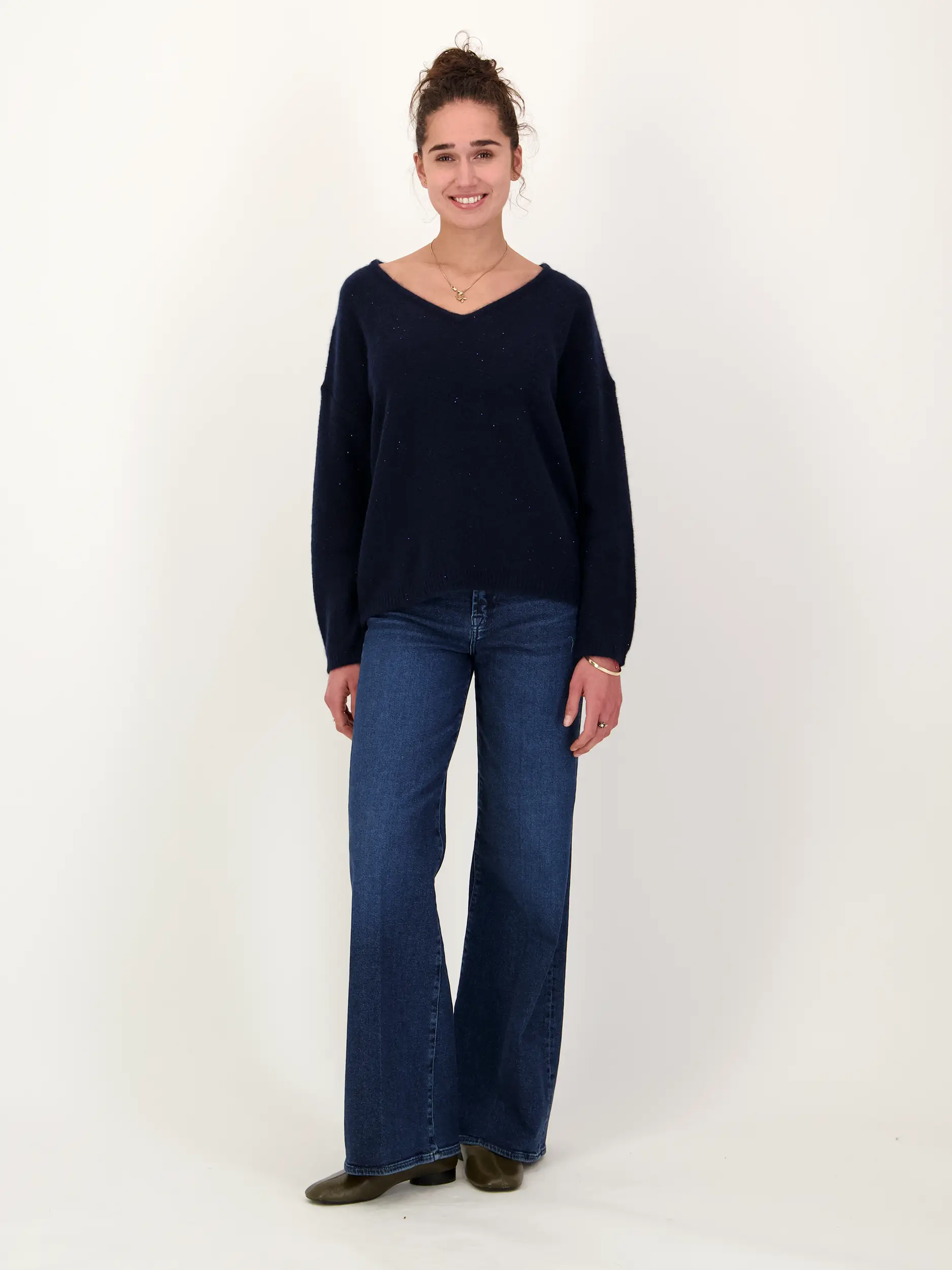 Pullover aus Kaschmir langarm - Artikel Teil eines Outfits getragen von einem Modell - Farbe: Blau