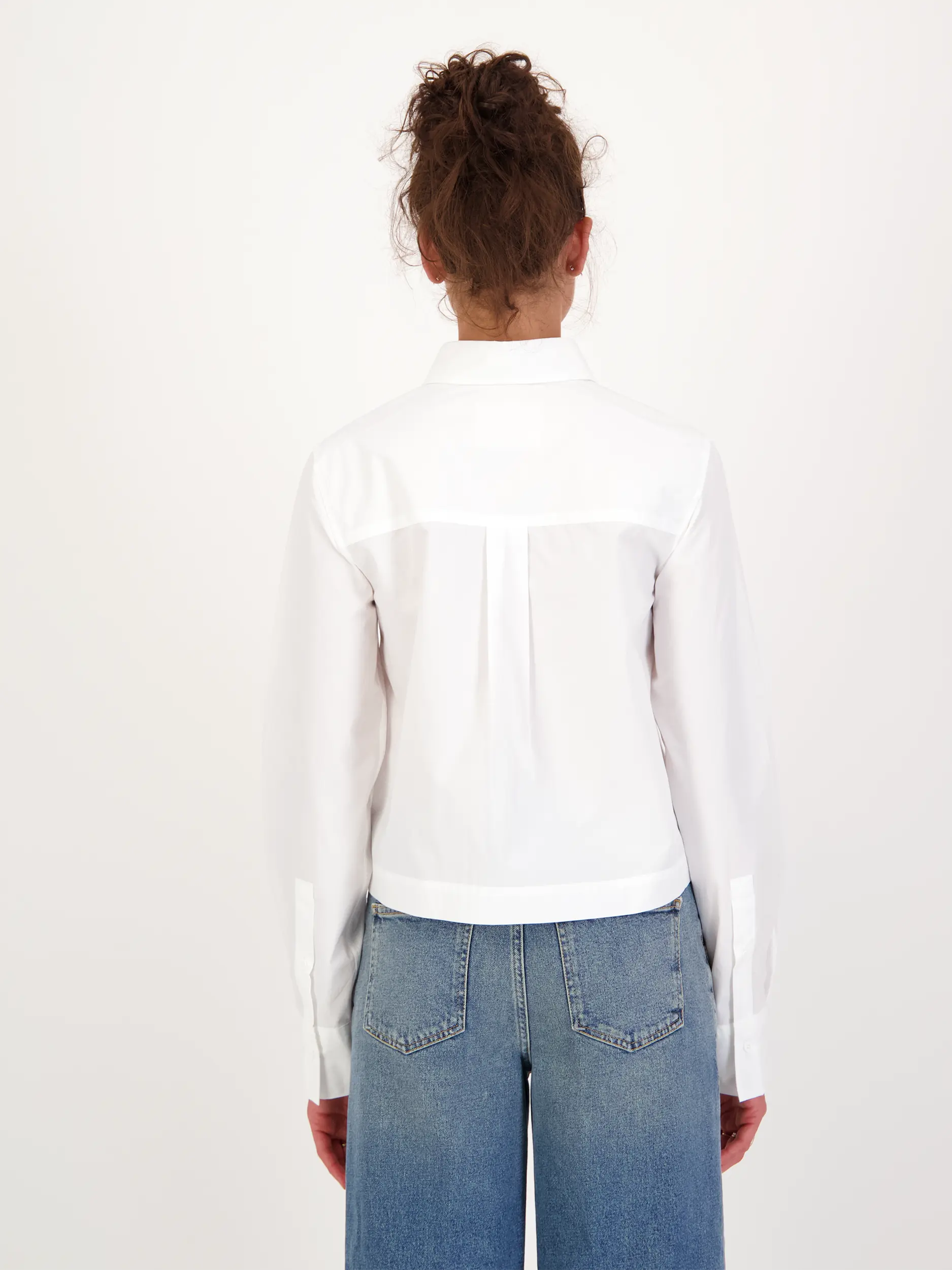 Baumwollbluse langarm - Artikel Rückseite getragen von einem Modell - Farbe: Weiß