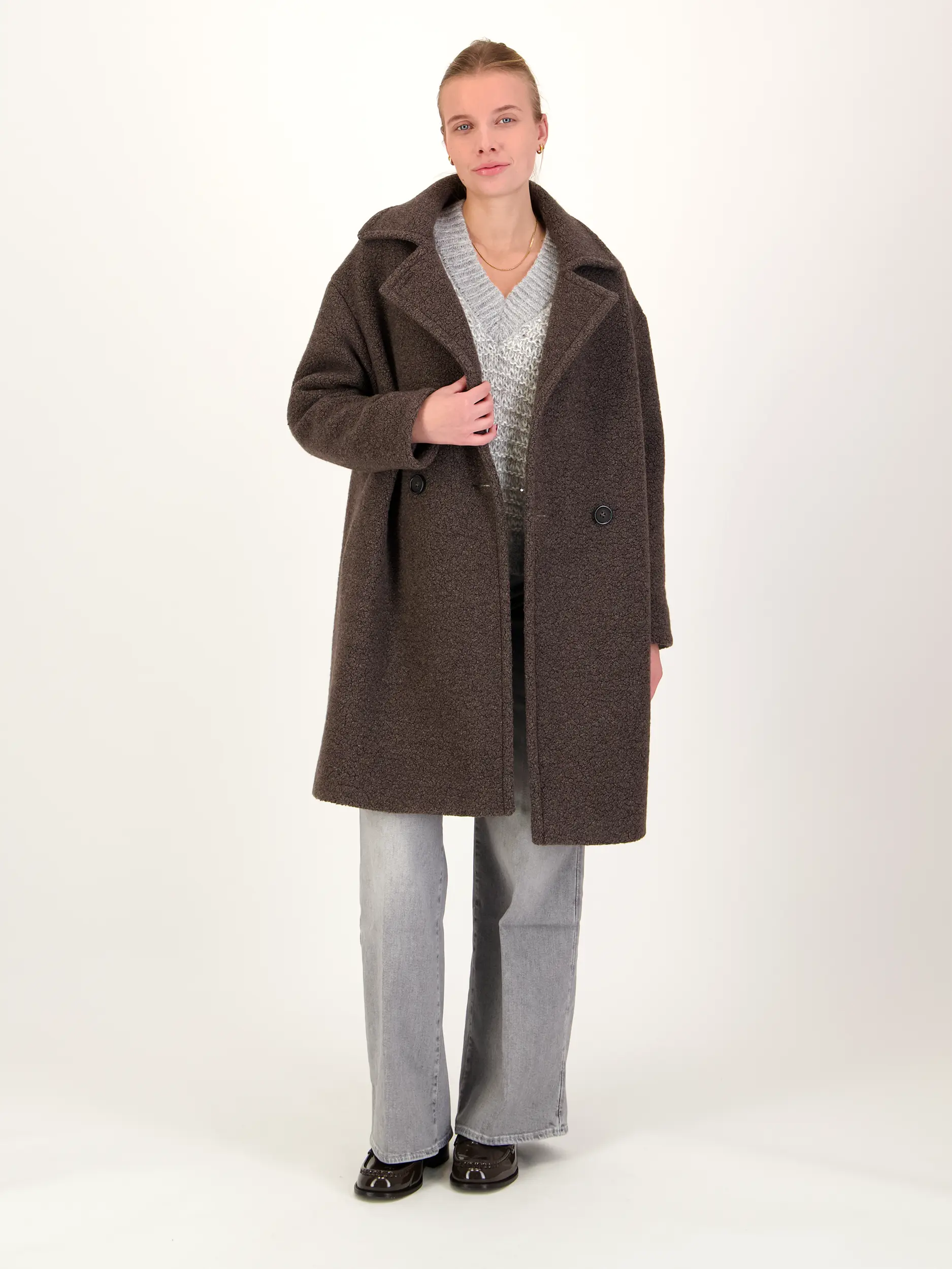 Mantel - Artikel Teil eines Outfits getragen von einem Modell - Farbe: Braun