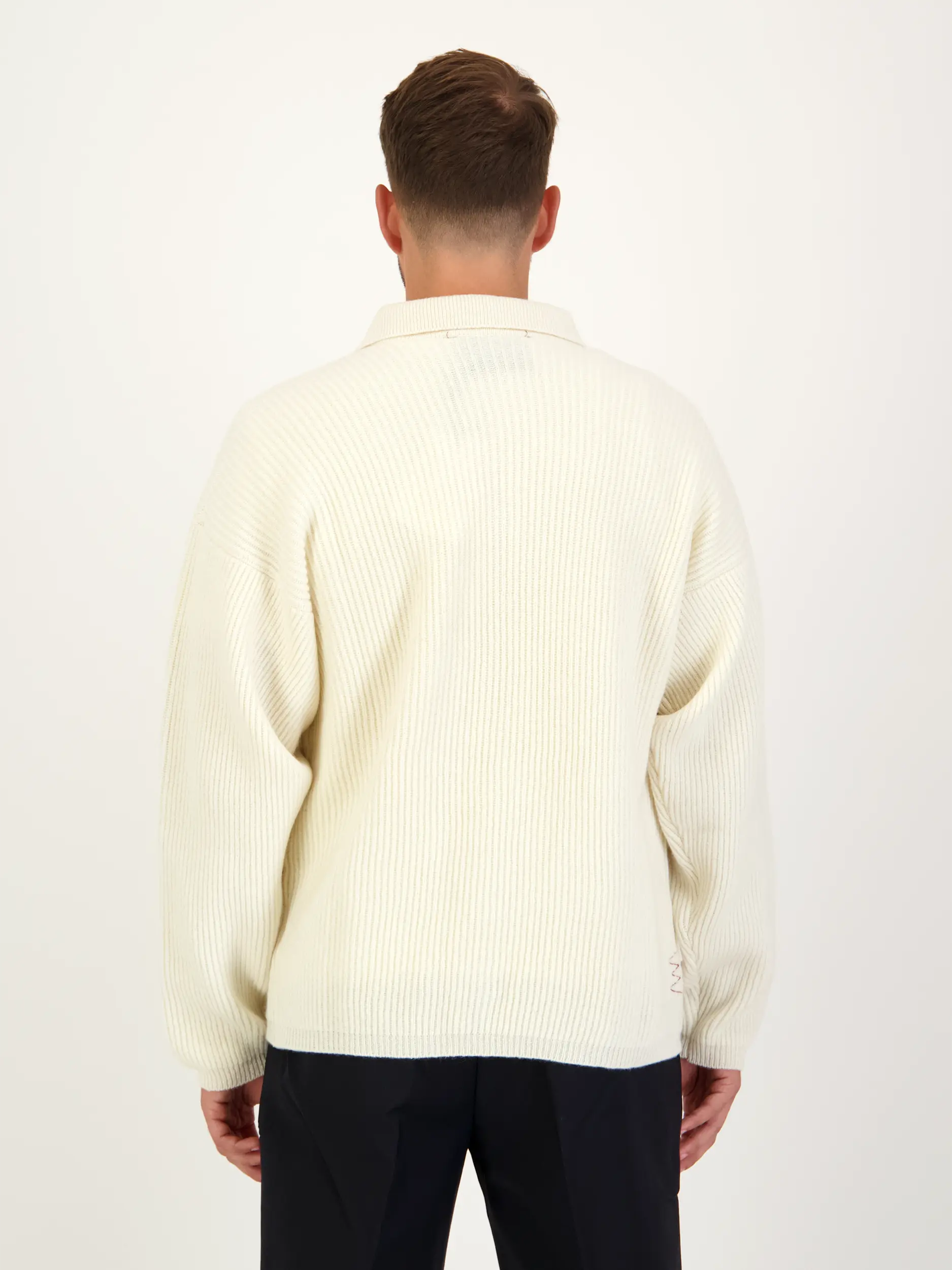 Strickjacke aus Kaschmir-Woll-Mix - Artikel Rückseite getragen von einem Modell - Farbe: Beige