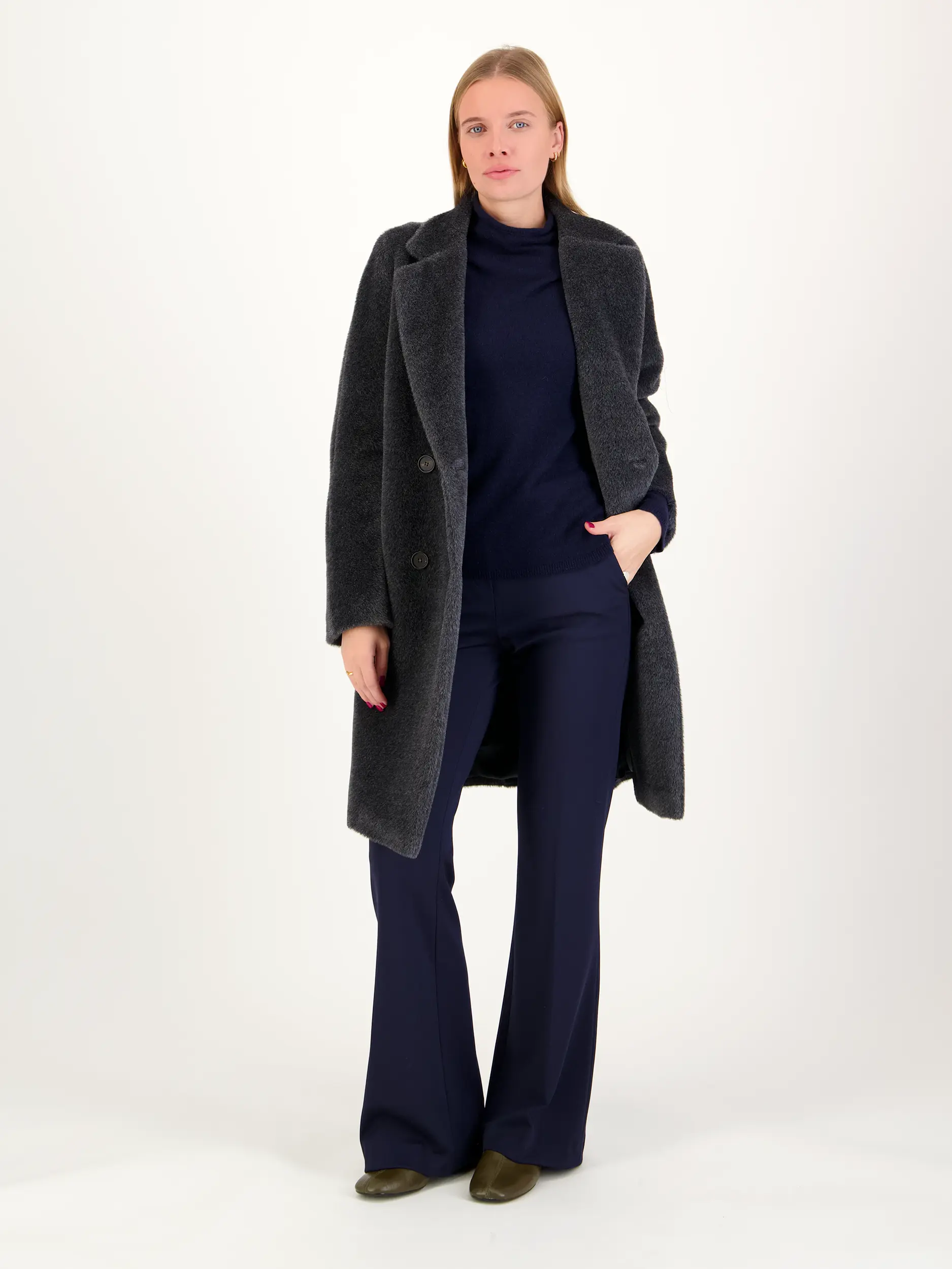 Pullover aus Kaschmir langarm - Artikel Teil eines Outfits getragen von einem Modell - Farbe: Blau