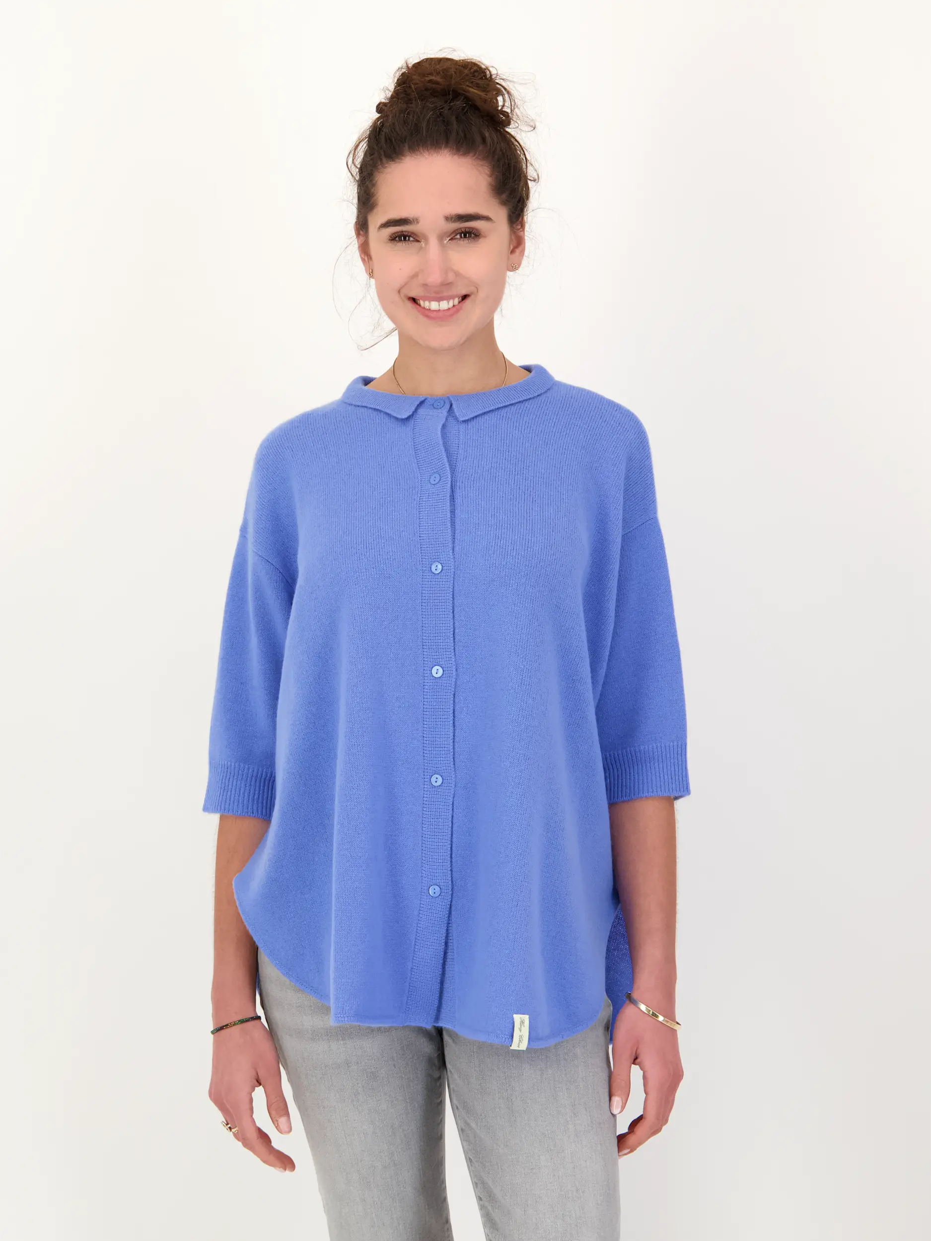 Strickjacke aus Kaschmir Mix - Artikel Vorderseite getragen von einem Modell - Farbe: Blau