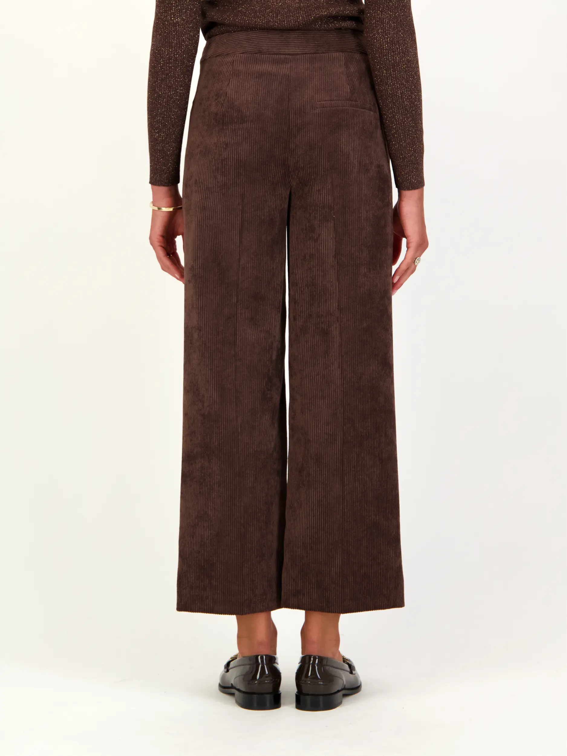 Cordhose - Artikel Rückseite getragen von einem Modell - Farbe: Braun