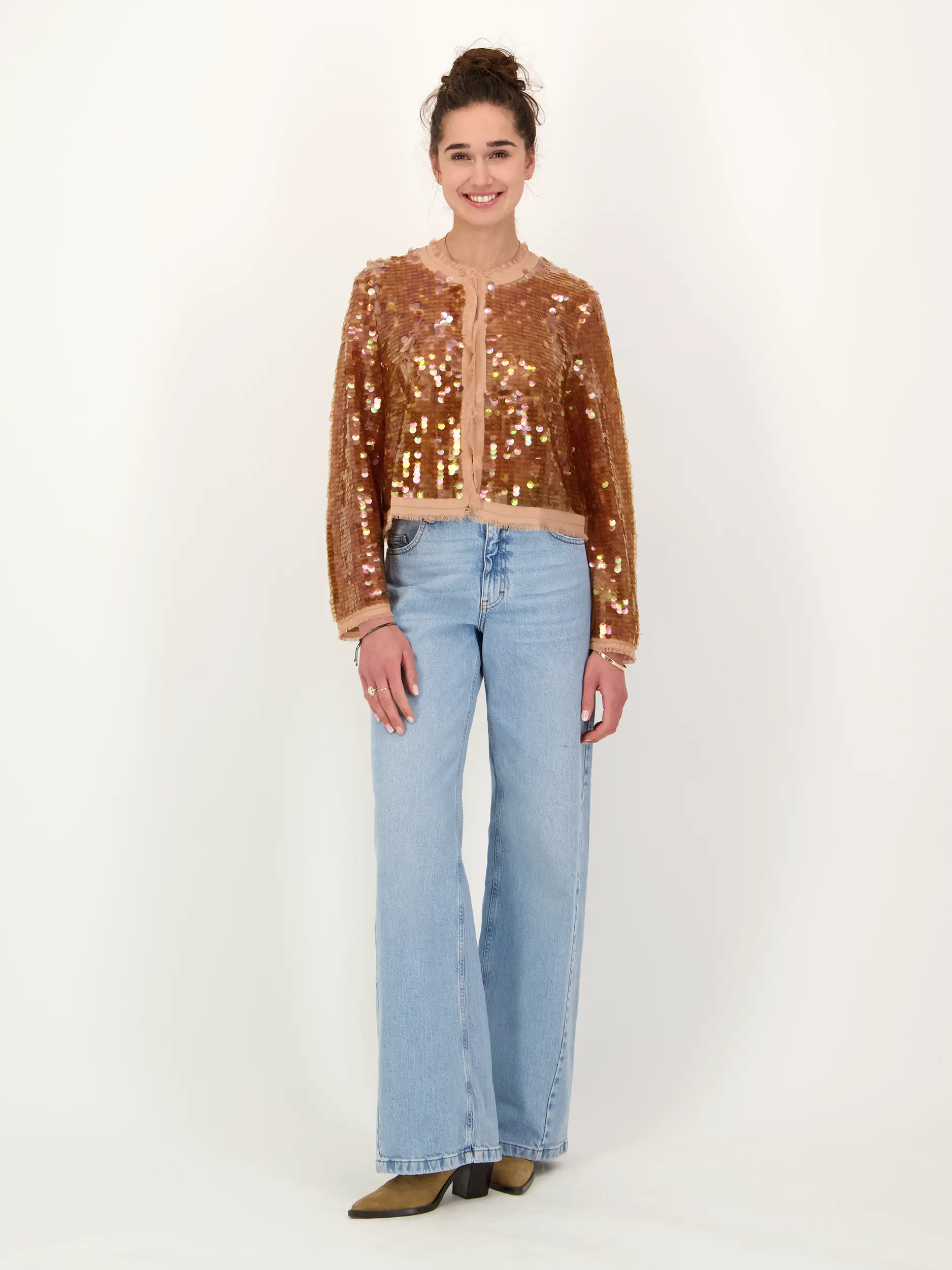 Jacke mit Pailletten - Artikel Teil eines Outfits getragen von einem Modell - Farbe: Beige