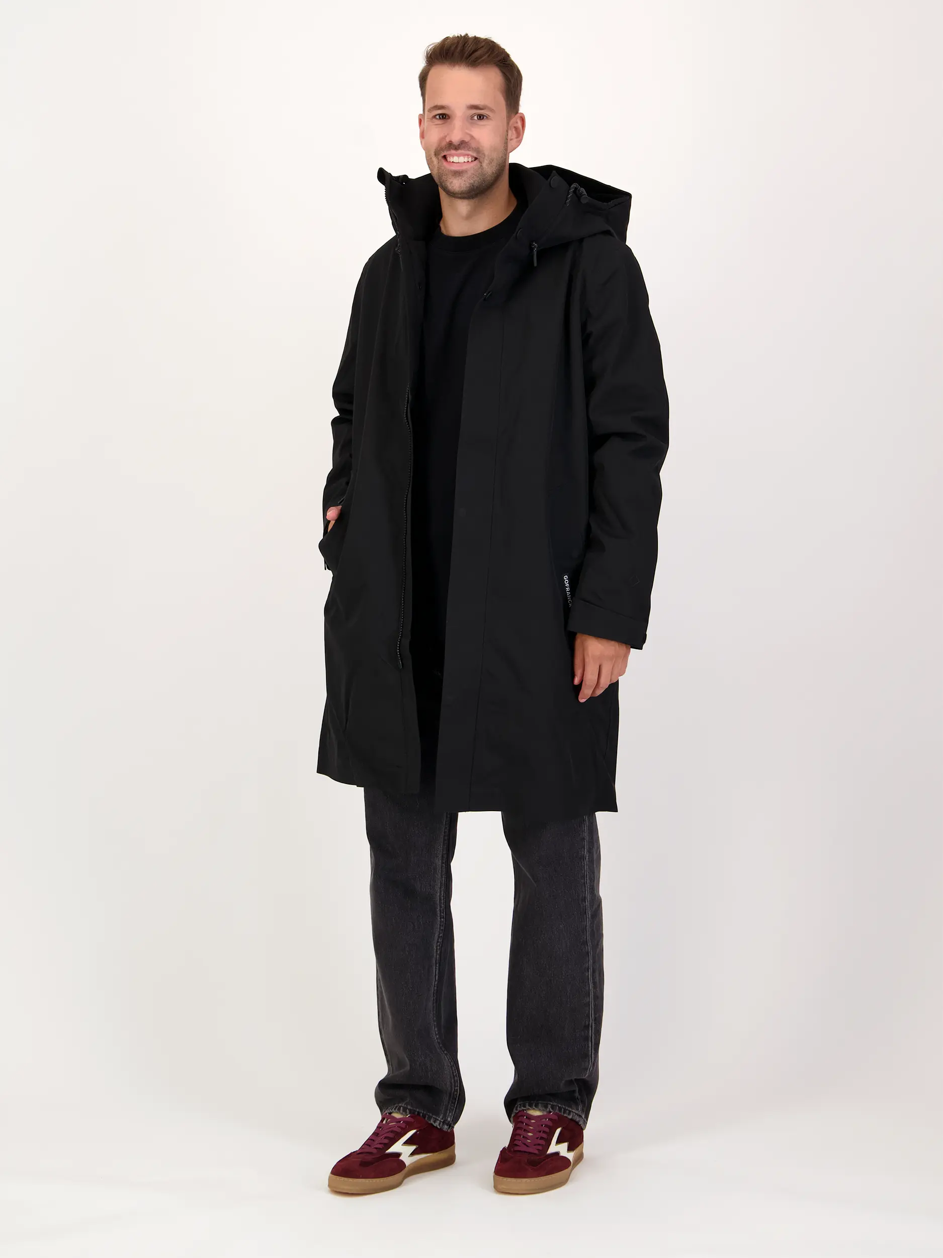 Kurzmantel 'Therain' - Artikel Teil eines Outfits getragen von einem Modell - Farbe: Schwarz