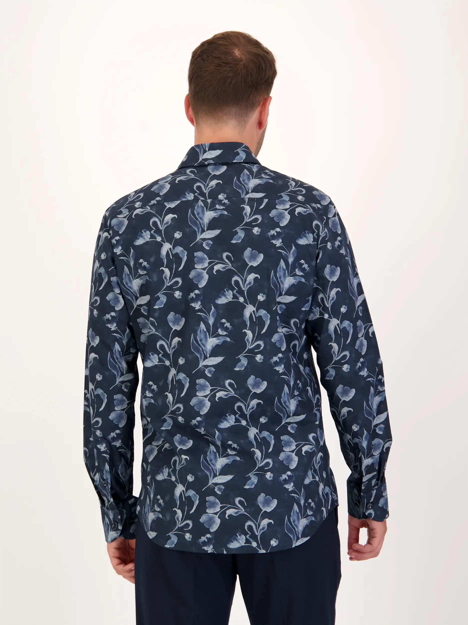 Casual Hemd mit Haifischkragen langarm - Artikel Rückseite getragen von einem Modell - Farbe: Blau