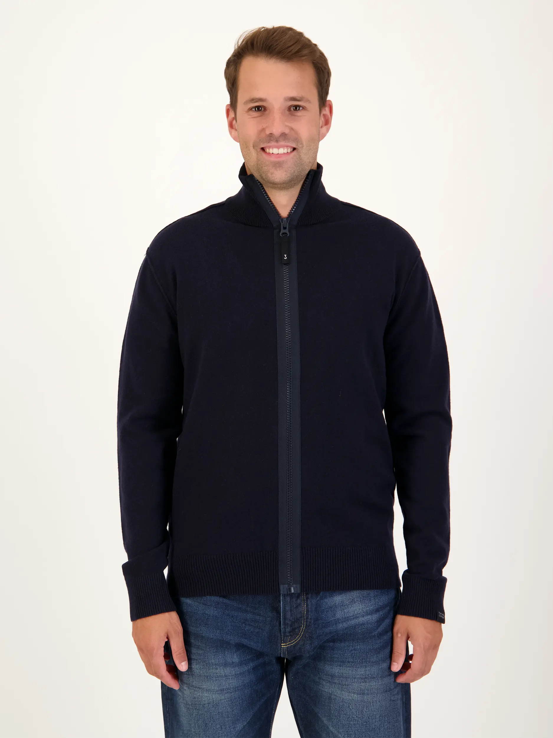Strickjacke 'Clifden' aus Woll-Mix - Artikel Vorderseite getragen von einem Modell - Farbe: Blau