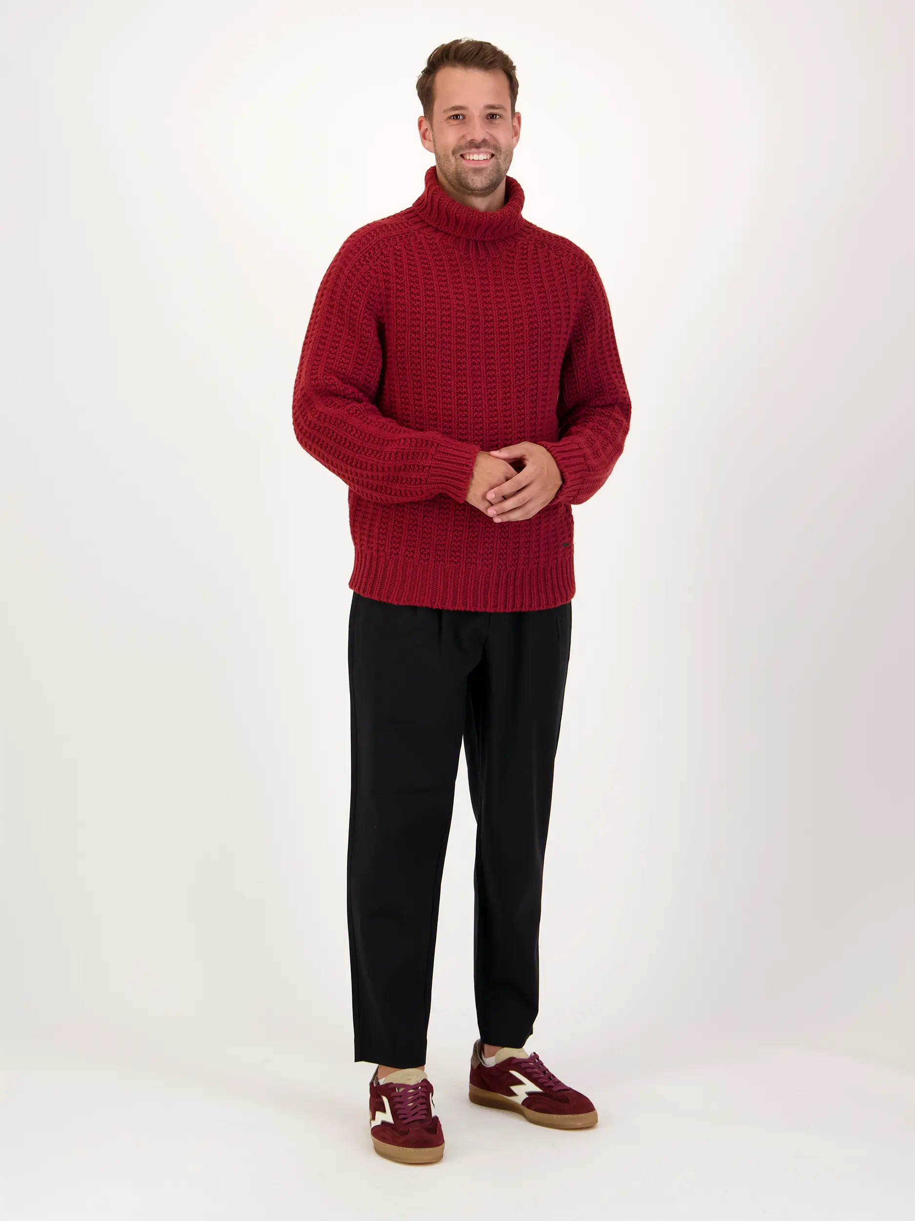 Rollkragenpullover 'Finar' aus Woll-Mix langarm - Artikel Teil eines Outfits getragen von einem Modell - Farbe: Rot
