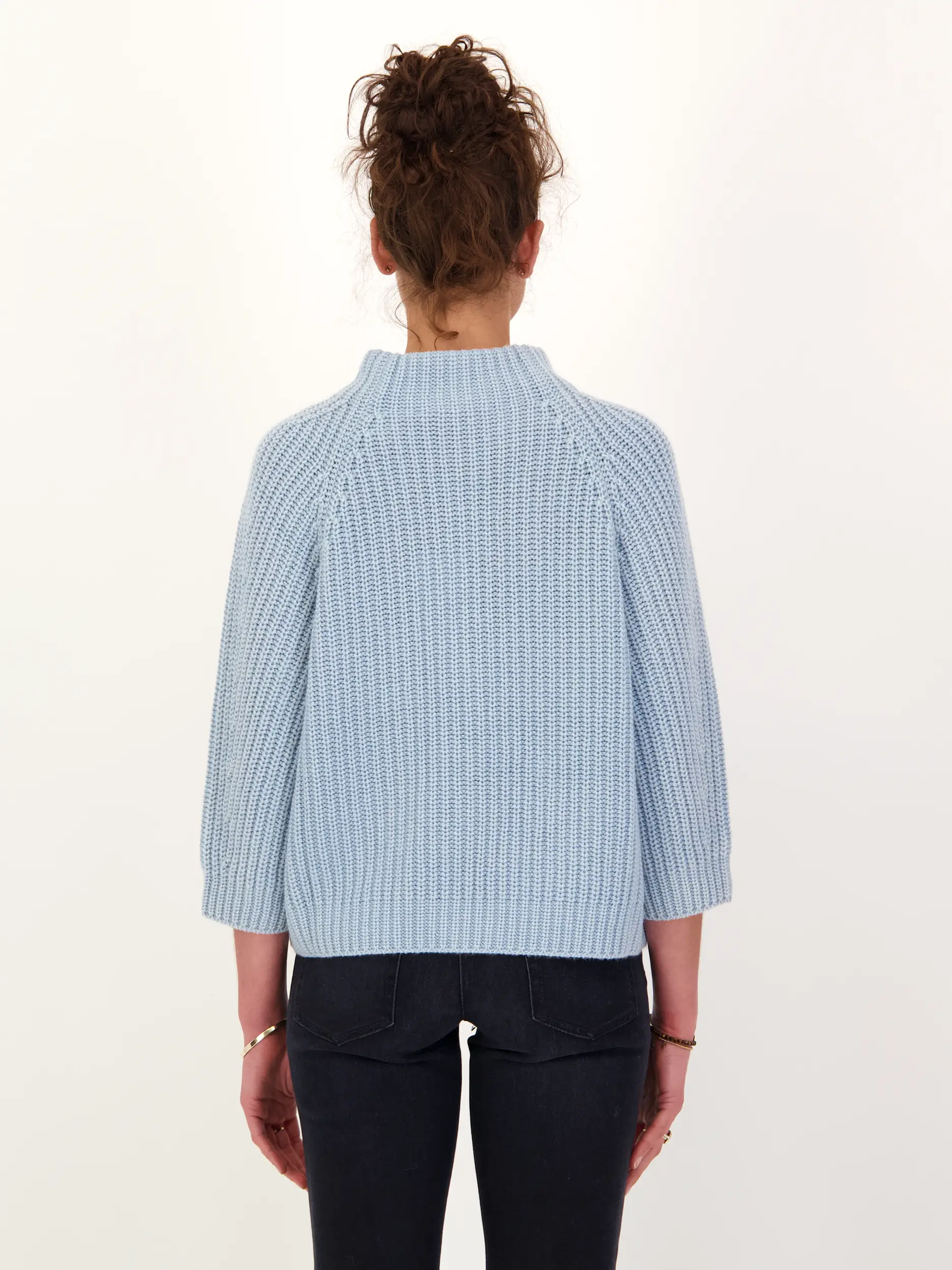 Pullover 'Fallou' aus Kaschmir langarm - Artikel Rückseite getragen von einem Modell - Farbe: Blau