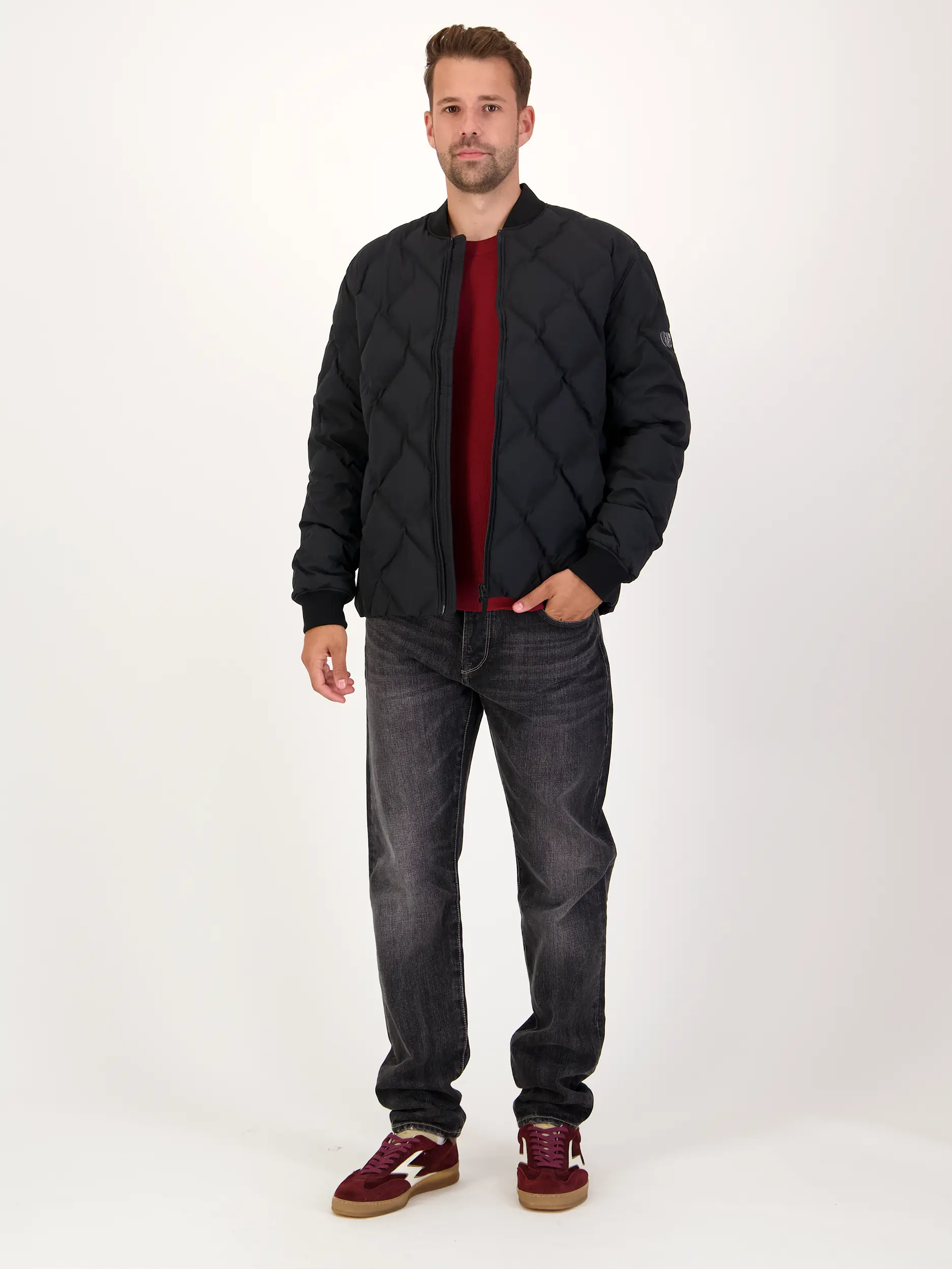 Wasserabweisende Jacke 'Octal' - Artikel Teil eines Outfits getragen von einem Modell - Farbe: Schwarz