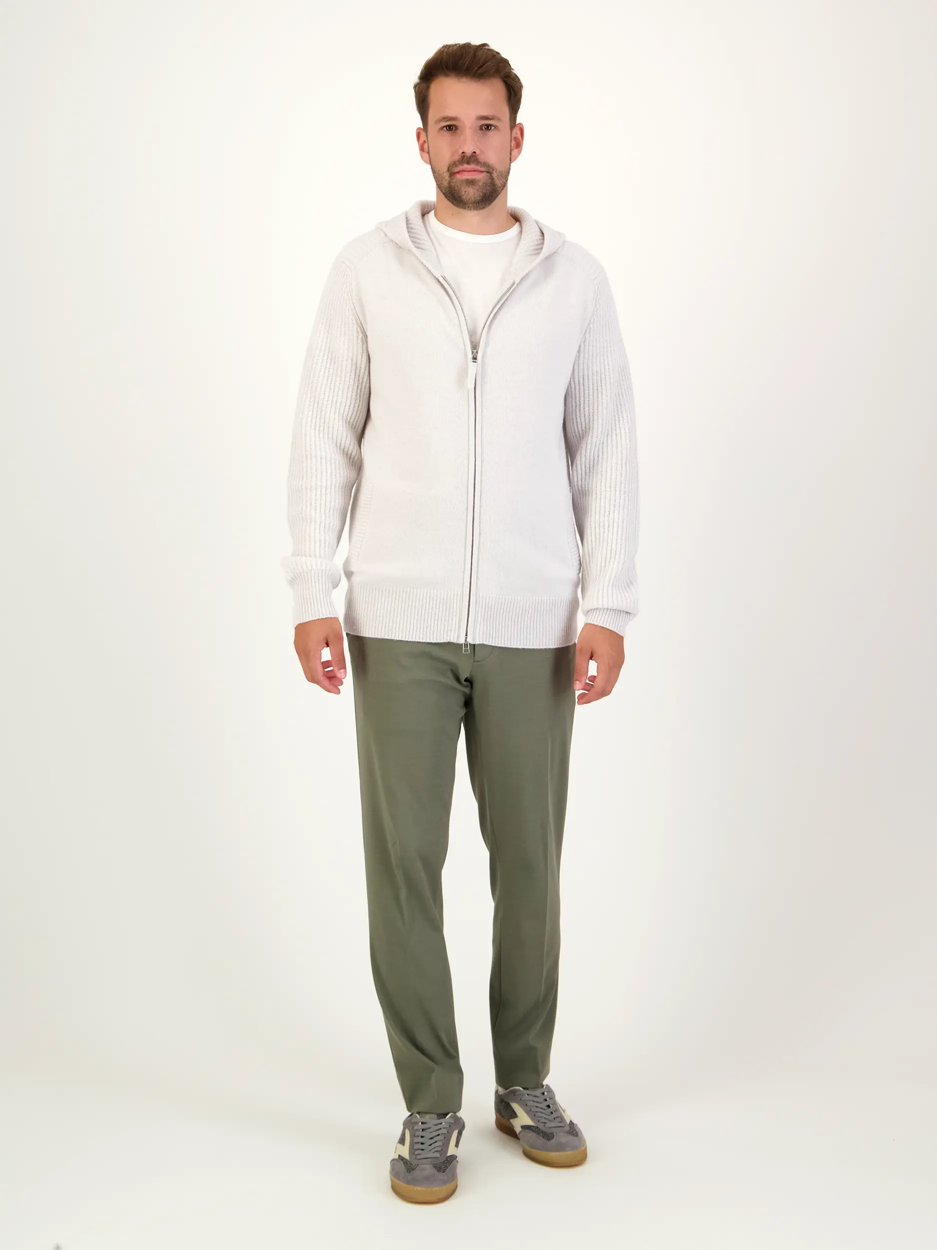 Strickjacke aus Kaschmir langarm - Artikel Teil eines Outfits getragen von einem Modell - Farbe: Creme