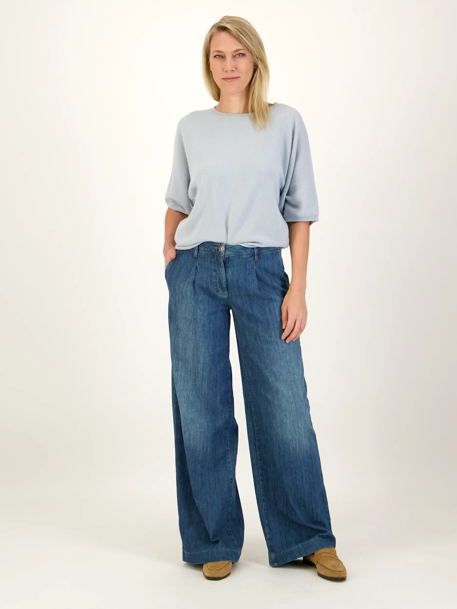 Mid Rise Wide Leg Jeans - Artikel Teil eines Outfits getragen von einem Modell