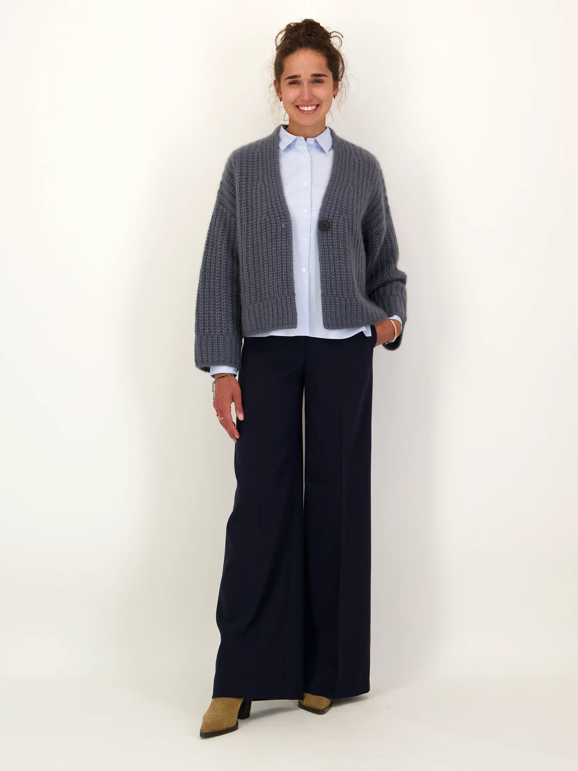 Strickjacke 'Gatha' aus Kaschmir - Artikel Teil eines Outfits getragen von einem Modell