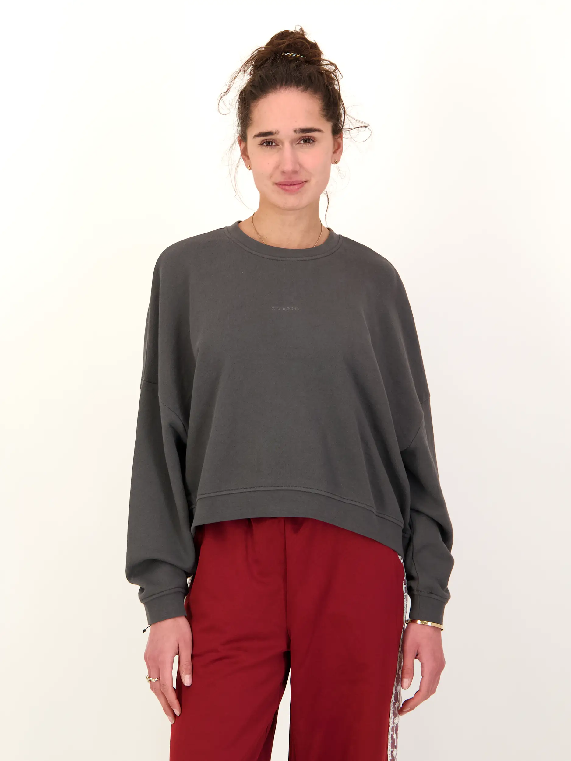 Sweatshirtl 'Love Season'  - Artikel Vorderseite getragen von einem Modell - Farbe: Grau