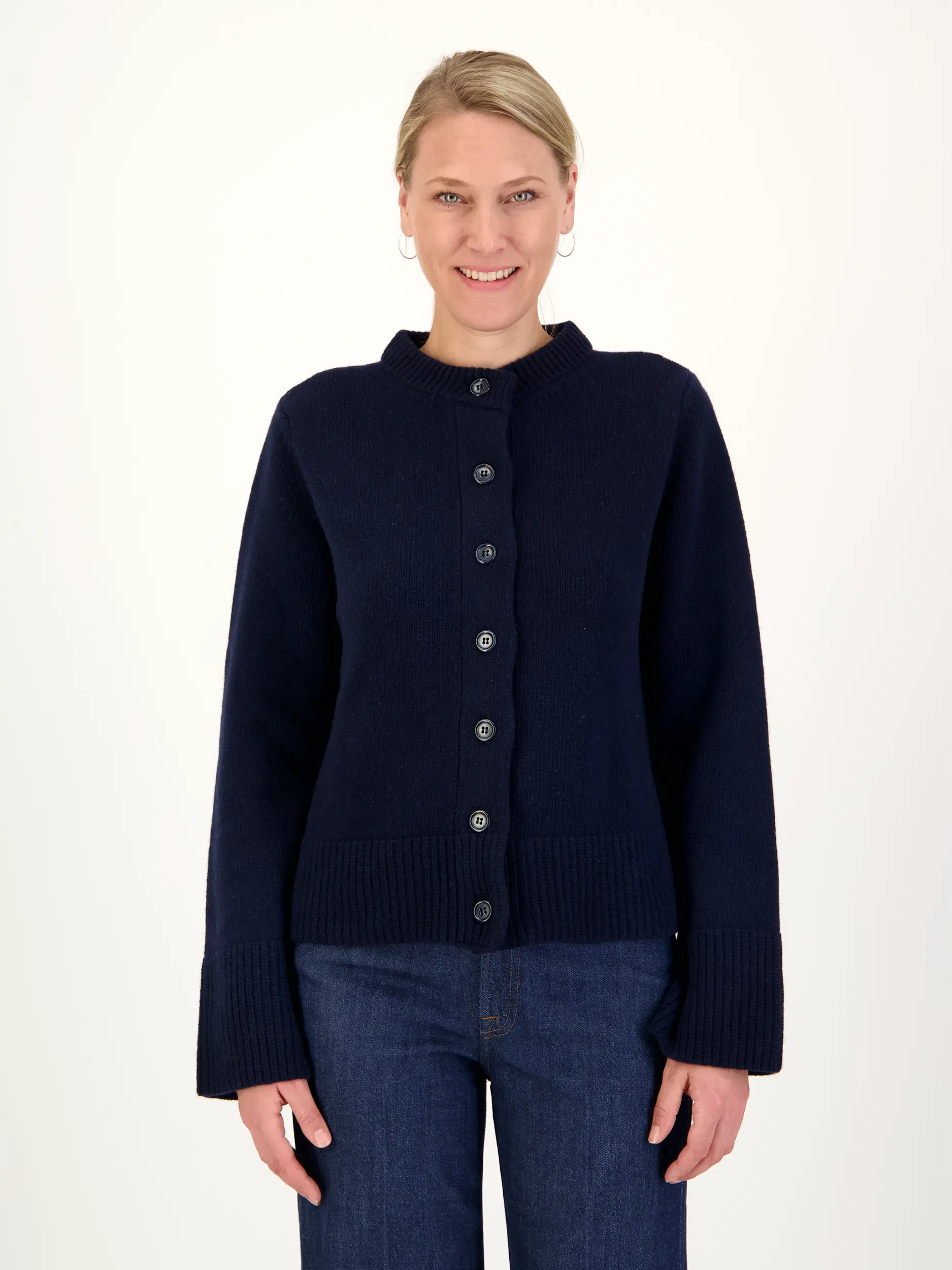 Strickjacke 'Dorothea' aus Kaschmir-Mix langarm - Artikel Vorderseite getragen von einem Modell - Farbe: Blau