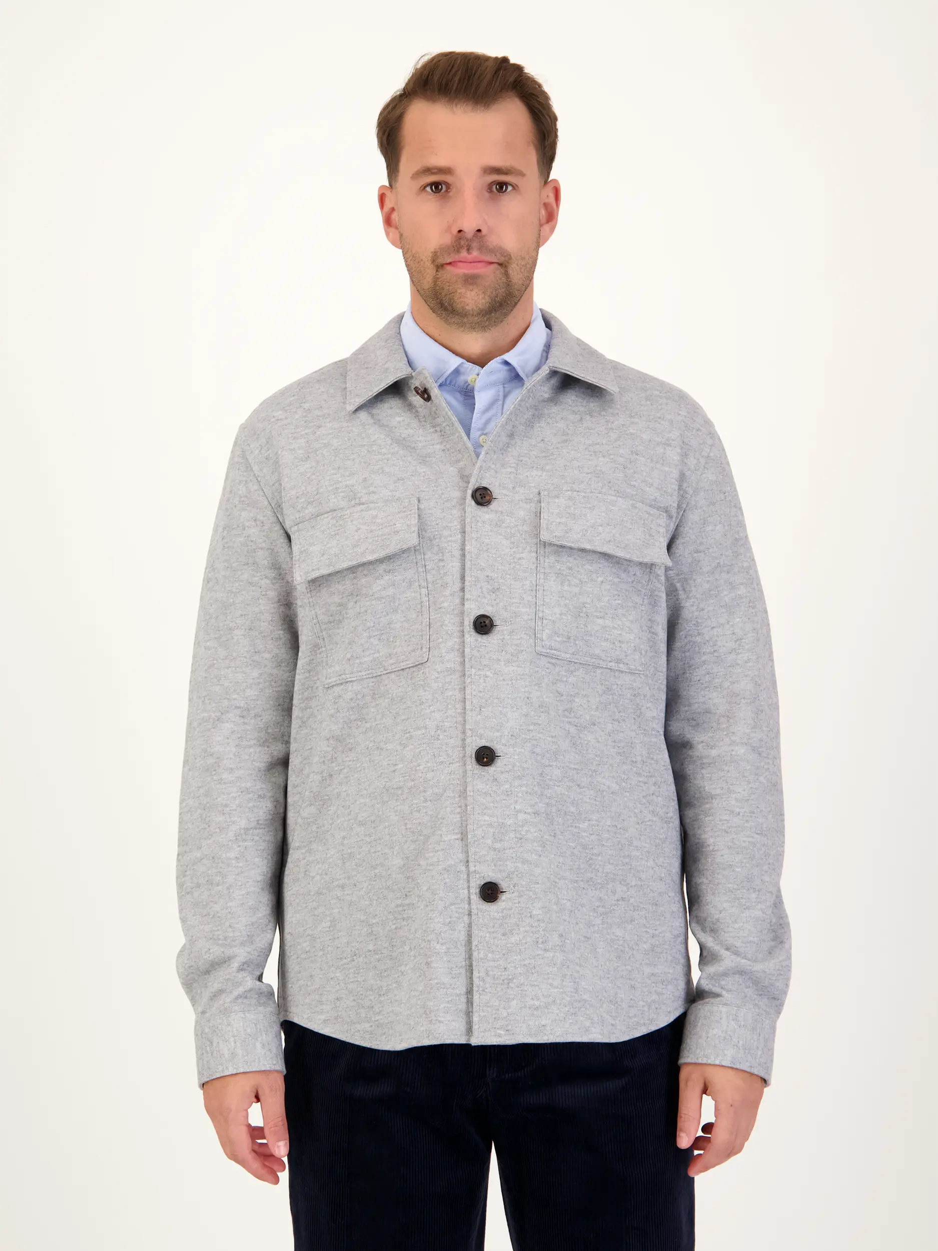 Overshirt aus Woll-Mix - Artikel Vorderseite getragen von einem Modell - Farbe: Grau