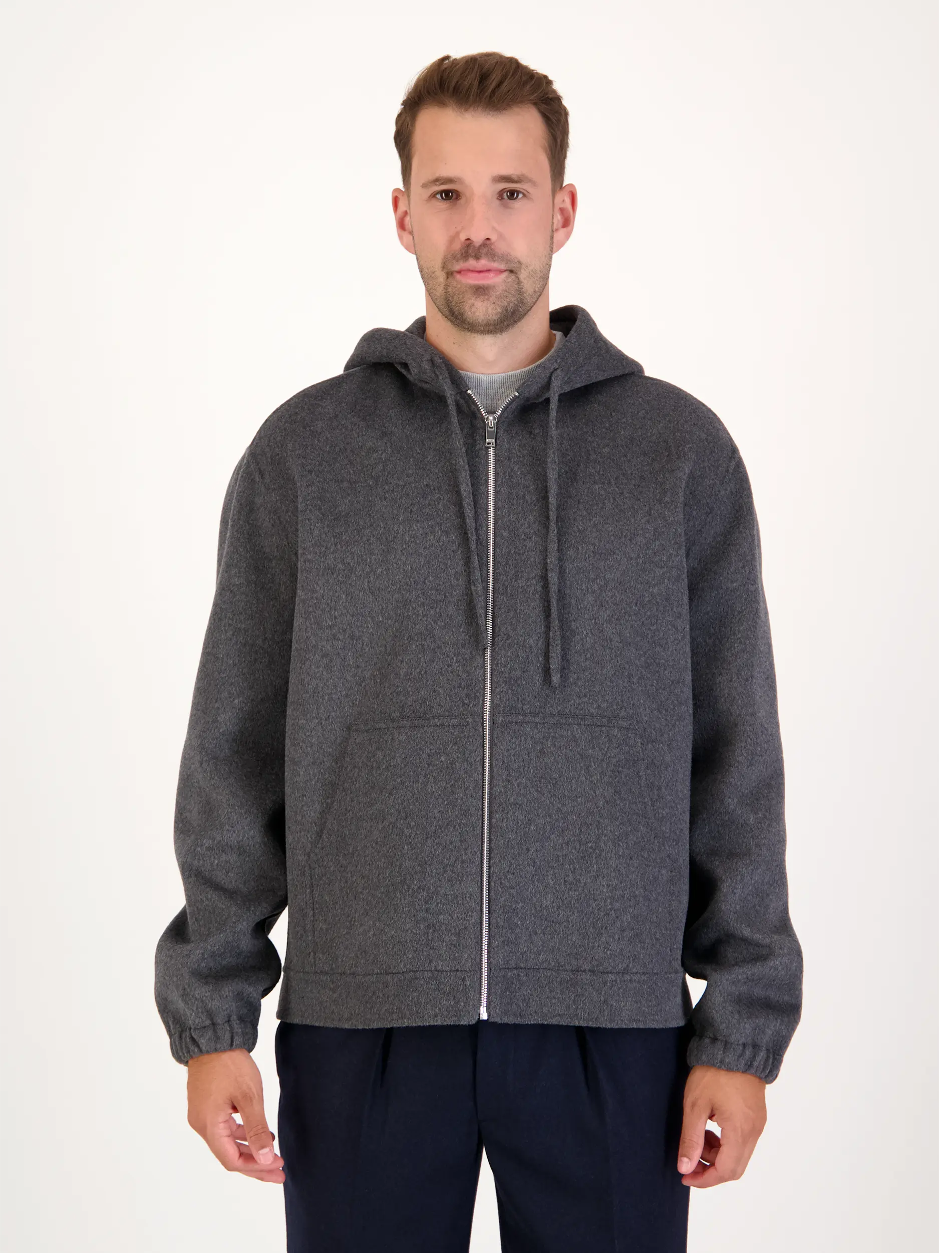 Wolljacke 'Noleno' - Artikel Vorderseite getragen von einem Modell - Farbe: Grau