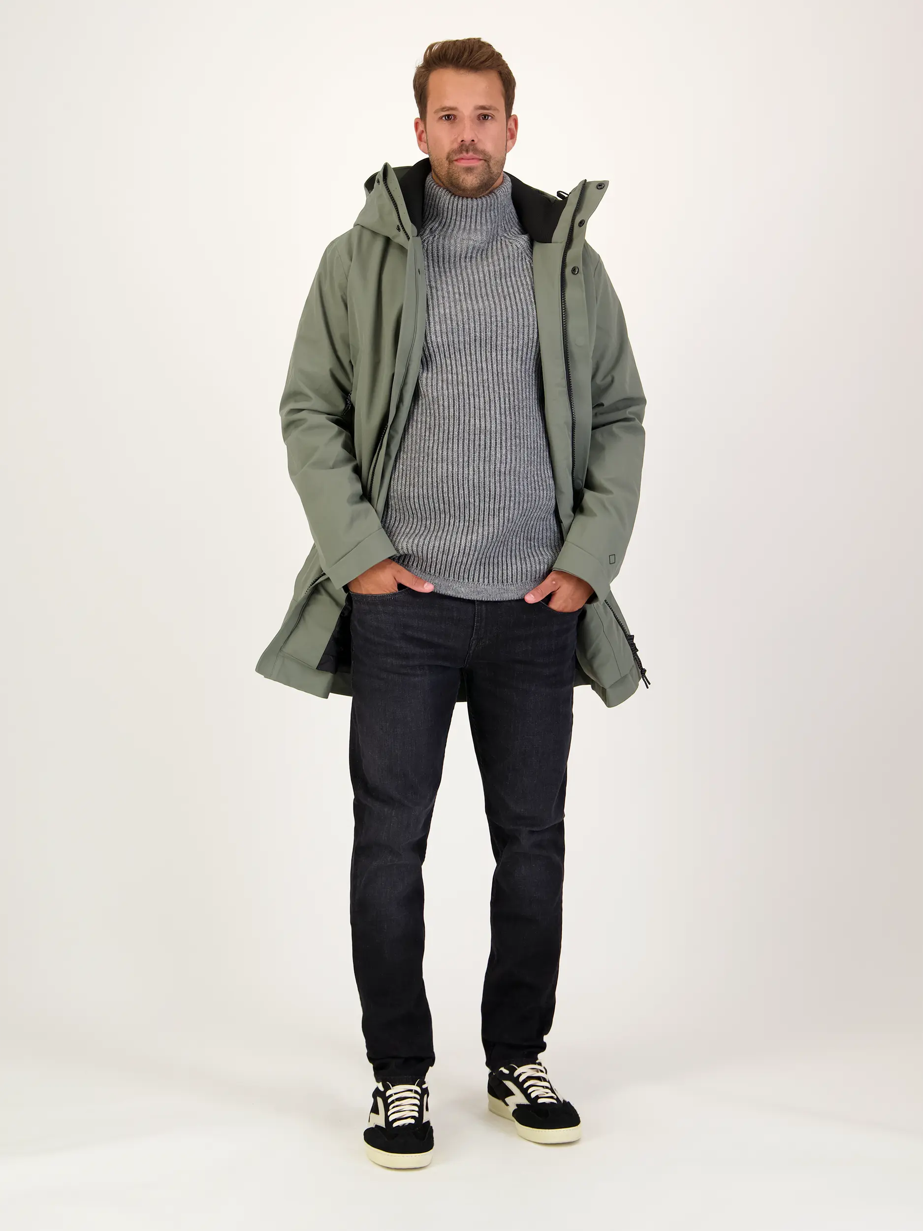Mid Rise Slim Fit Jeans - Artikel Teil eines Outfits getragen von einem Modell - Farbe: Schwarz