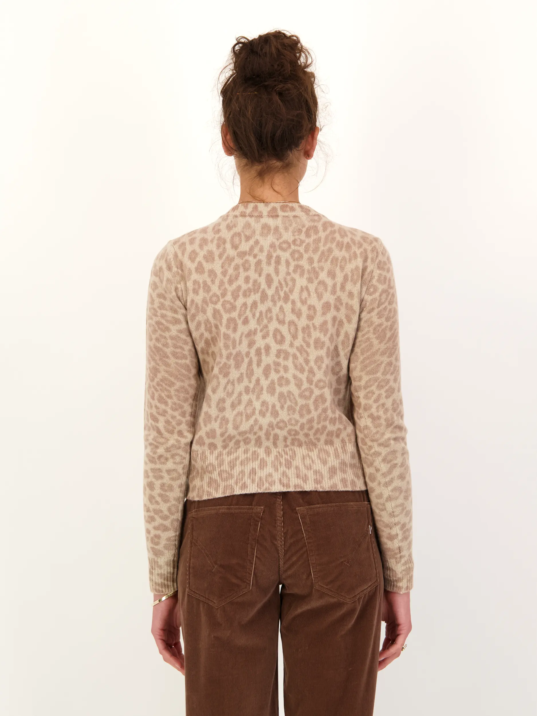 Strickjacke 'Leocardigan' aus Wolle mit Leo-Print - Artikel Rückseite getragen von einem Modell - Farbe: Beige