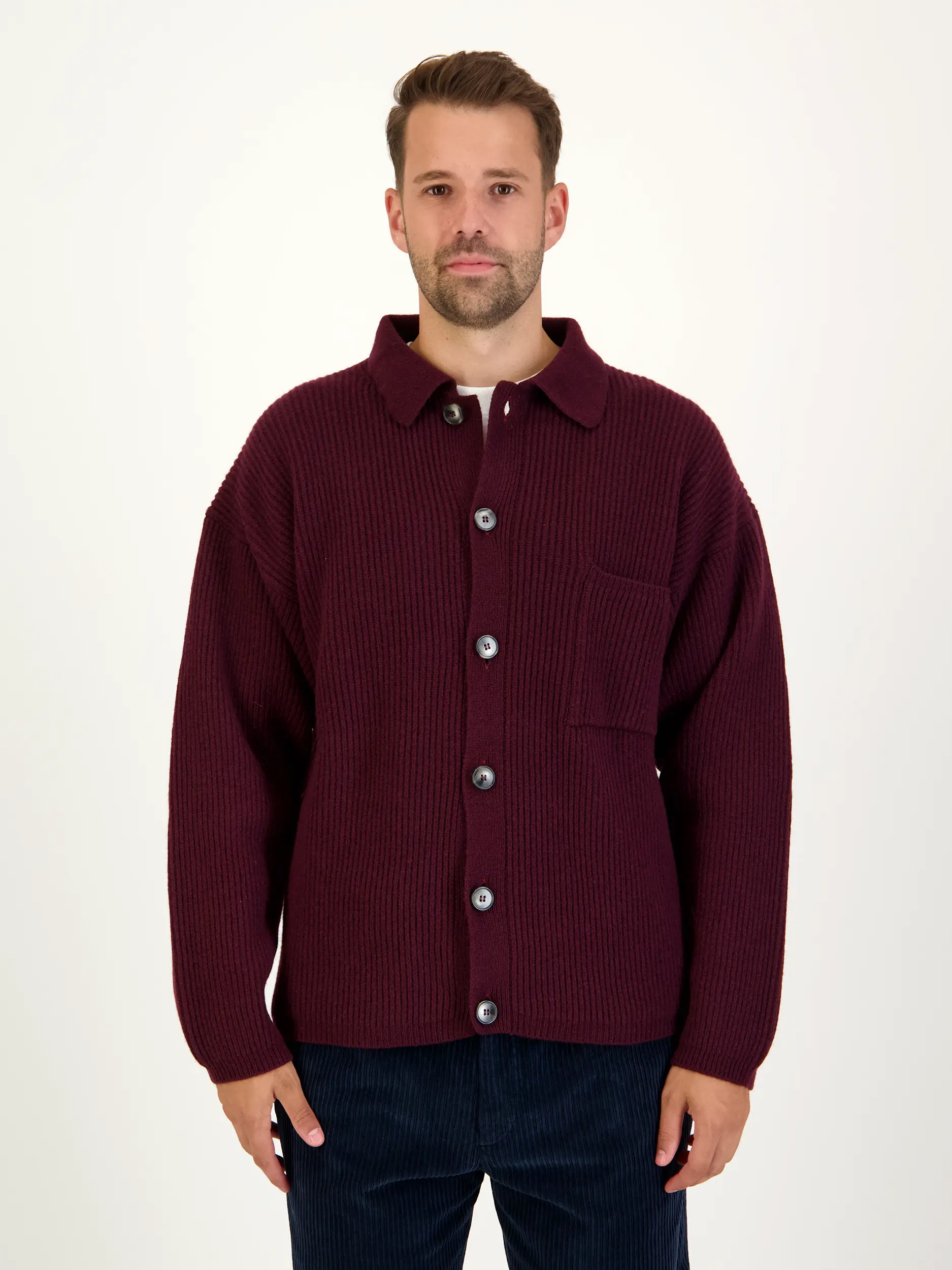 Strickjacke aus Kaschmir-Woll-Mix - Artikel Vorderseite getragen von einem Modell - Farbe: Violett