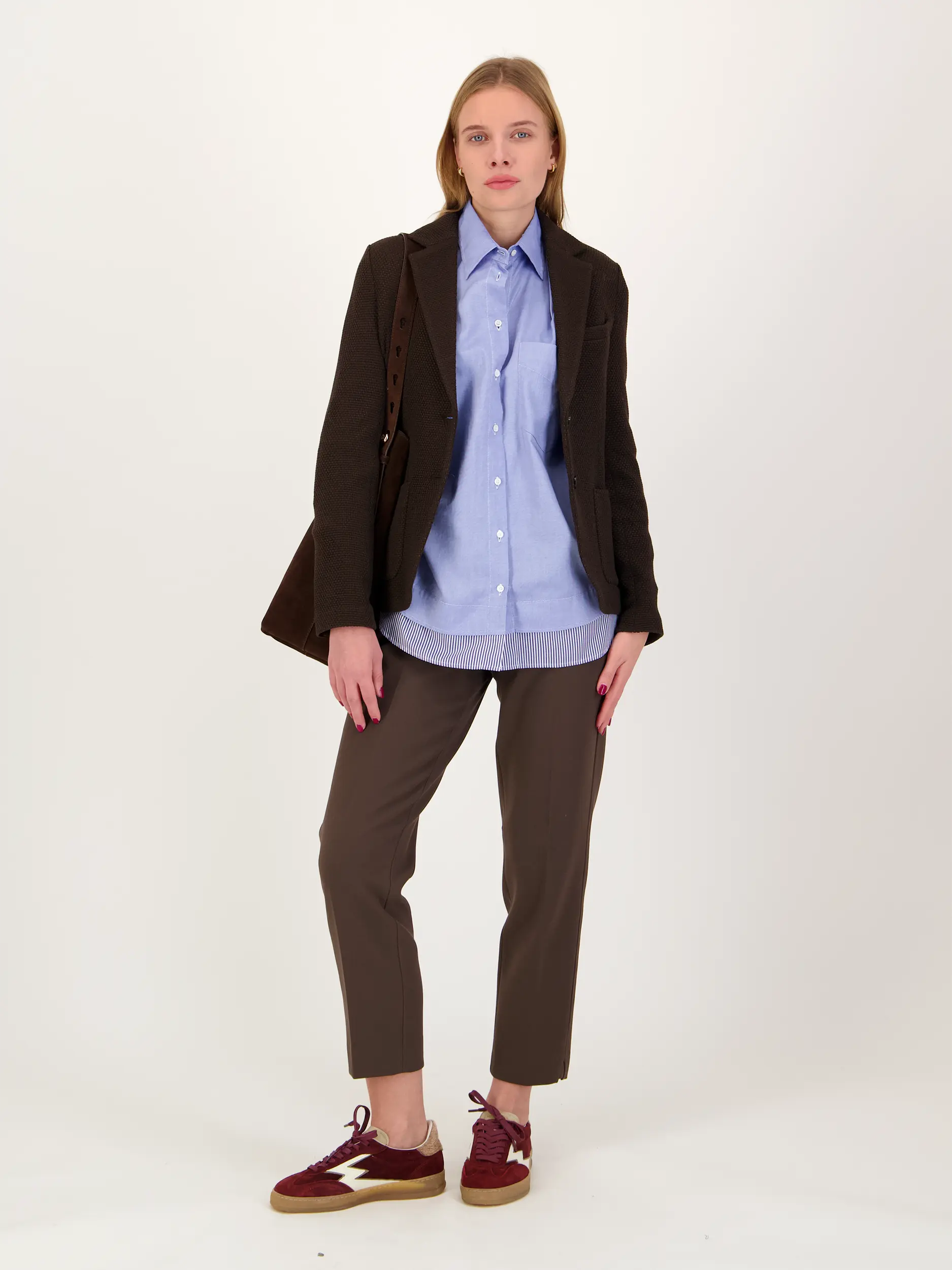 Baumwollbluse 'Meil' langarm - Artikel Teil eines Outfits getragen von einem Modell - Farbe: Blau
