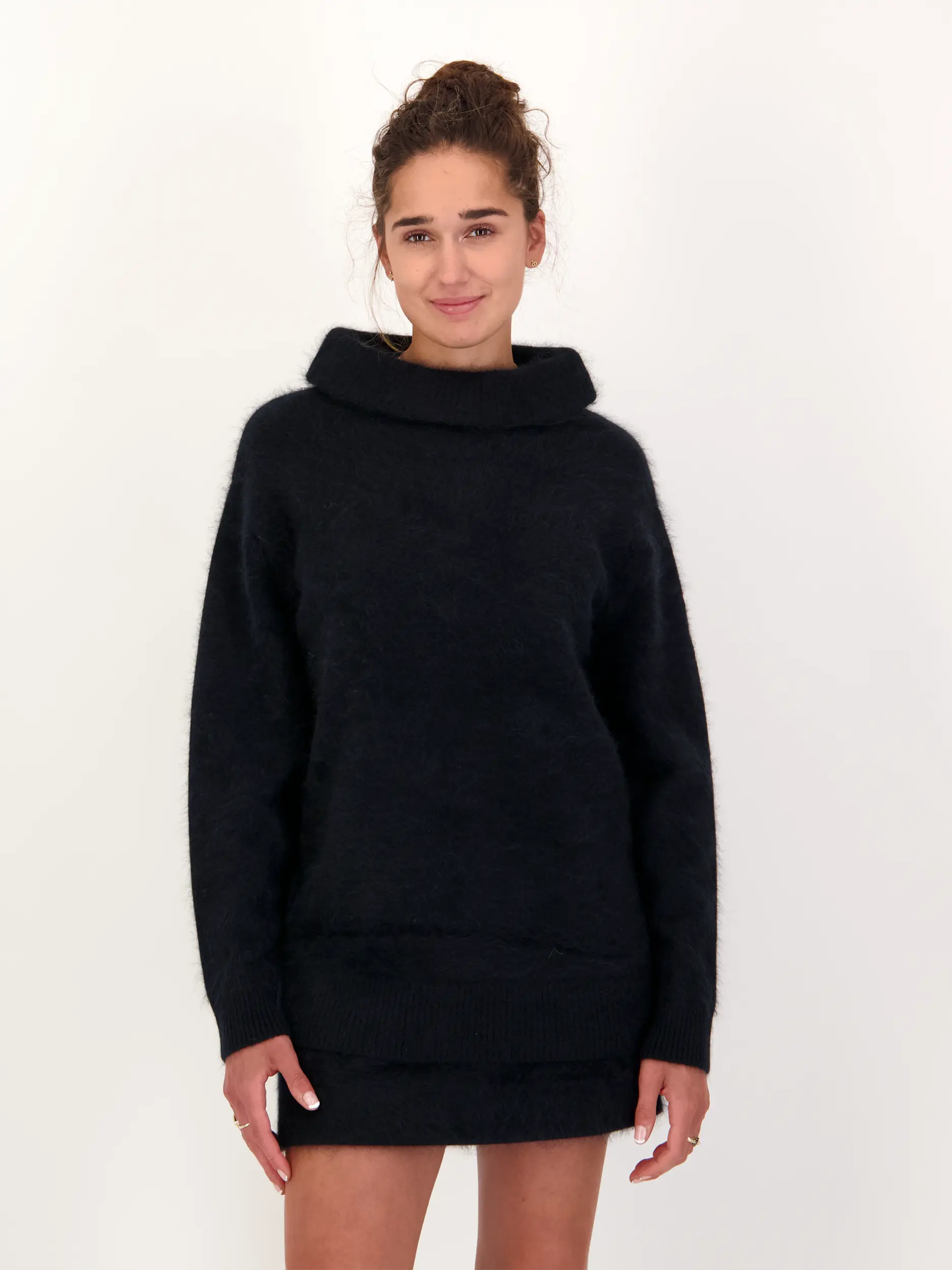Rollkragenpullover 'Fluffy Statement' langarm - Artikel Vorderseite getragen von einem Modell - Farbe: Schwarz