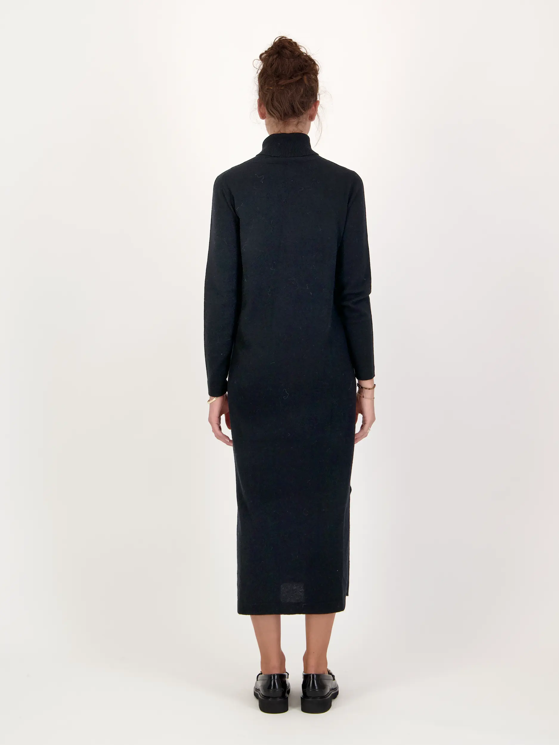 Maxi Strickkleid aus Woll-Mix  - Artikel Rückseite getragen von einem Modell - Farbe: Schwarz