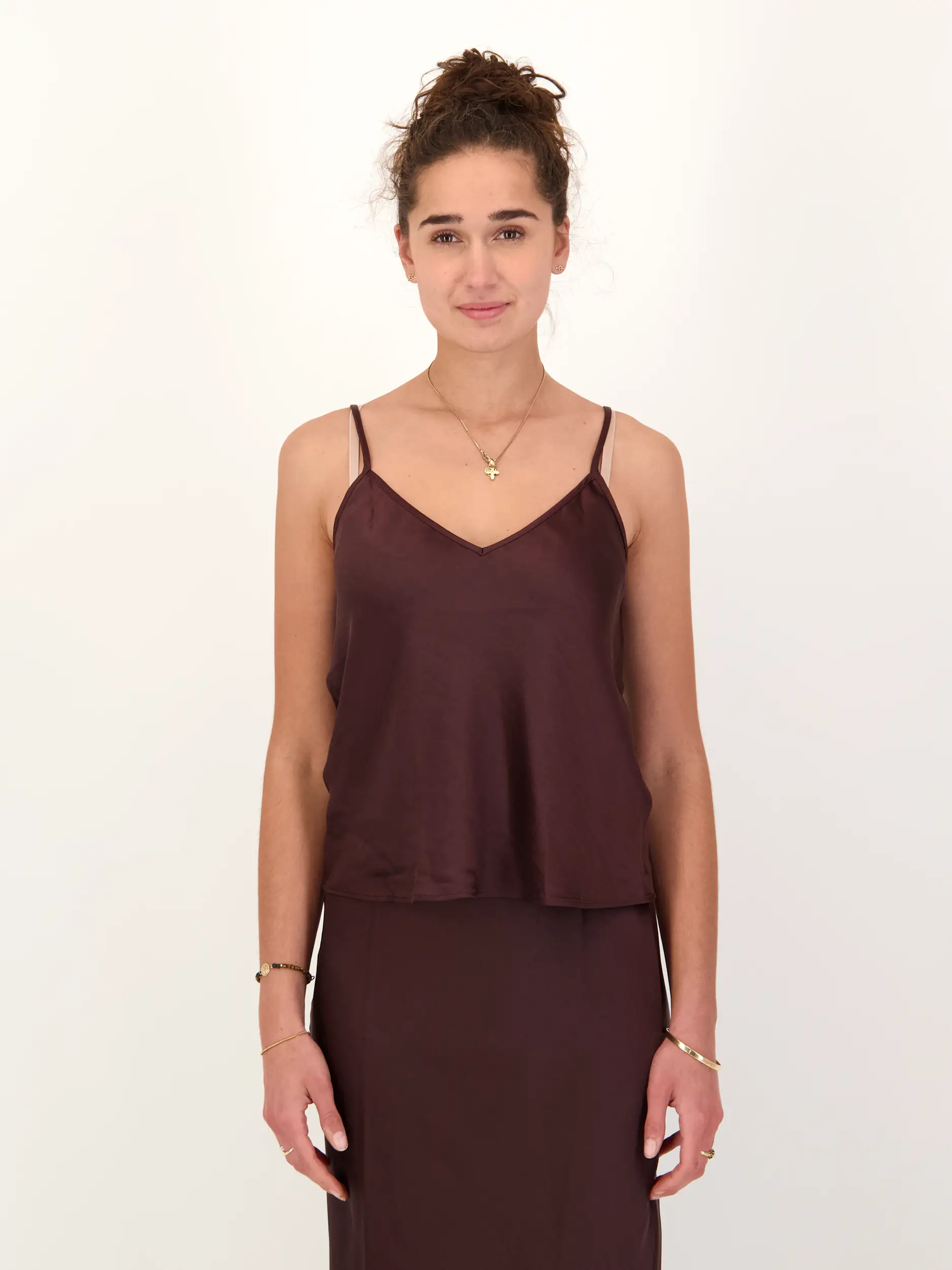 Satin-Top 'Sasharon' - Artikel Vorderseite getragen von einem Modell - Farbe: Braun