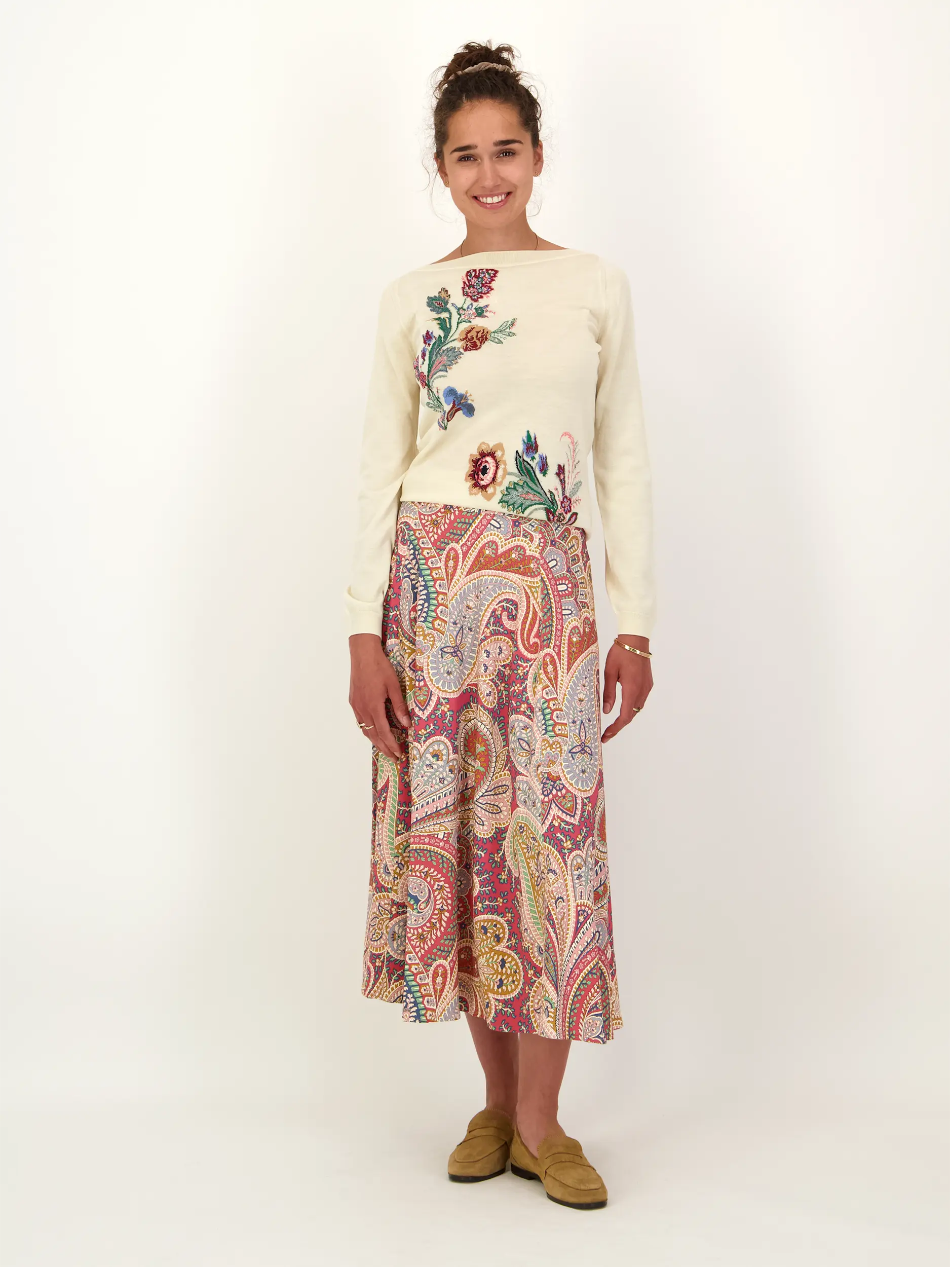 Pullover aus Wolle mit Print langarm - Artikel Teil eines Outfits getragen von einem Modell