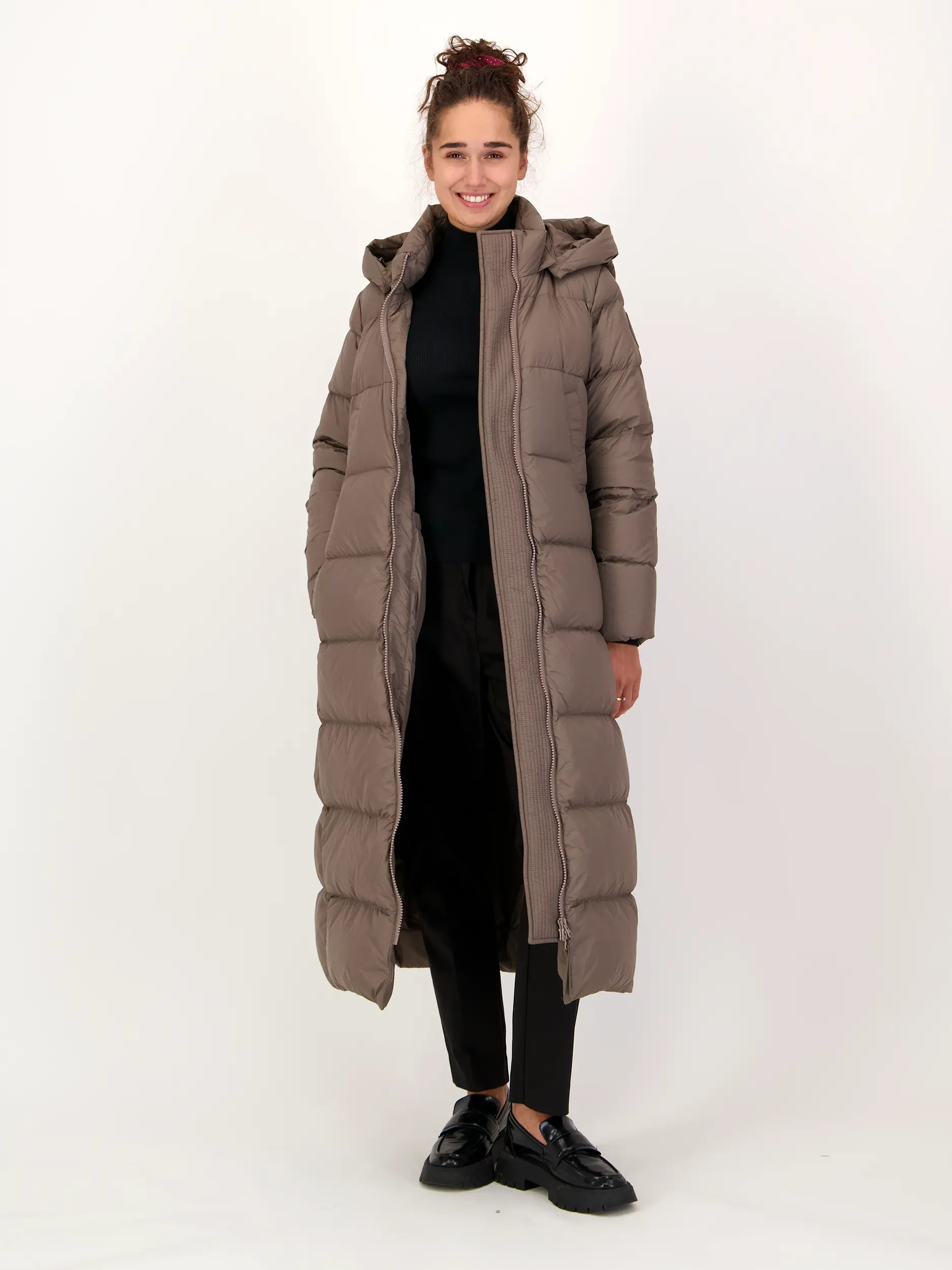 Daunenmantel 'Mystique Puffer' - Artikel Teil eines Outfits getragen von einem Modell - Farbe: Braun