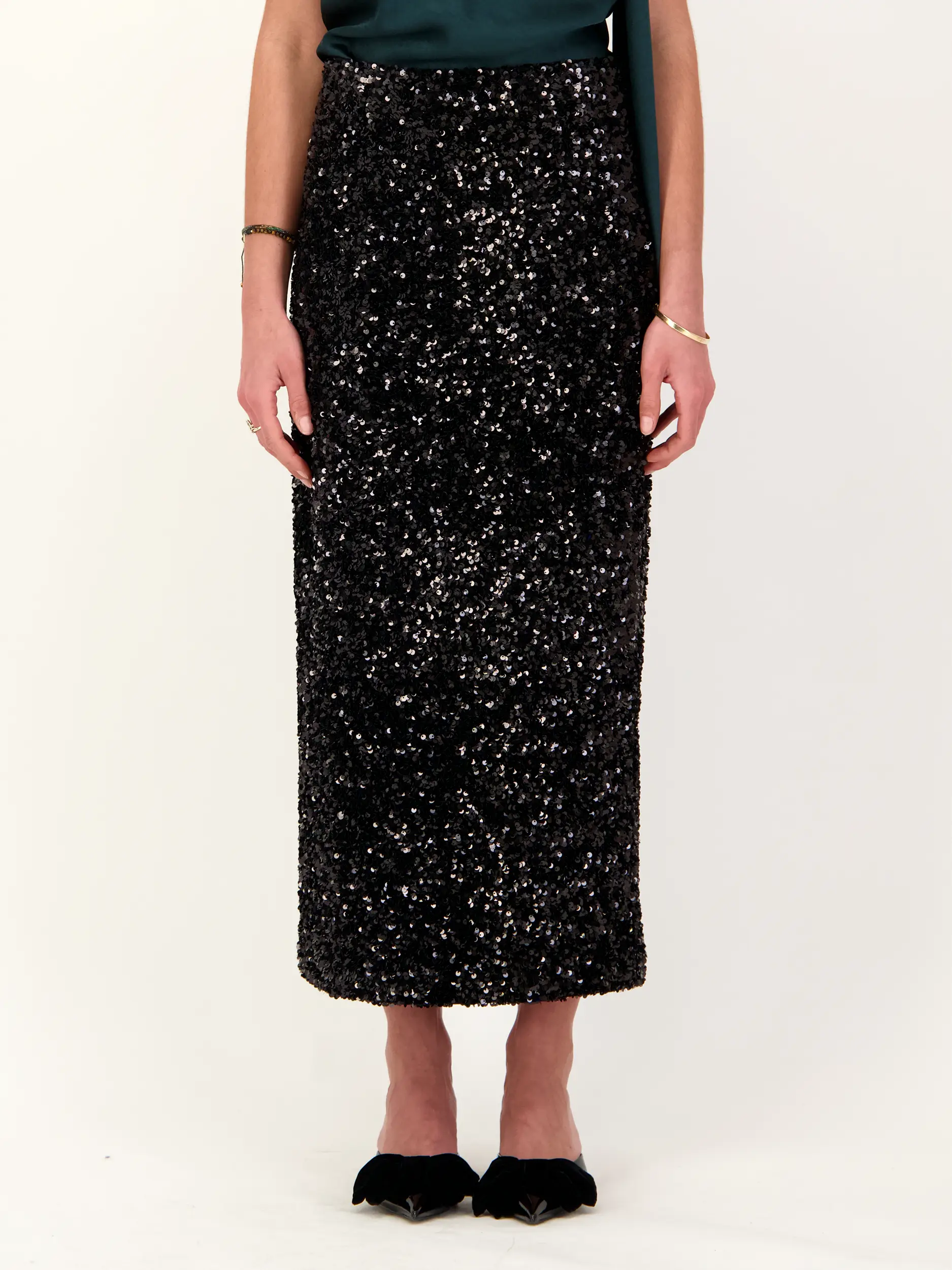 Midi Rock aus Pailletten - Artikel Vorderseite getragen von einem Modell - Farbe: Schwarz