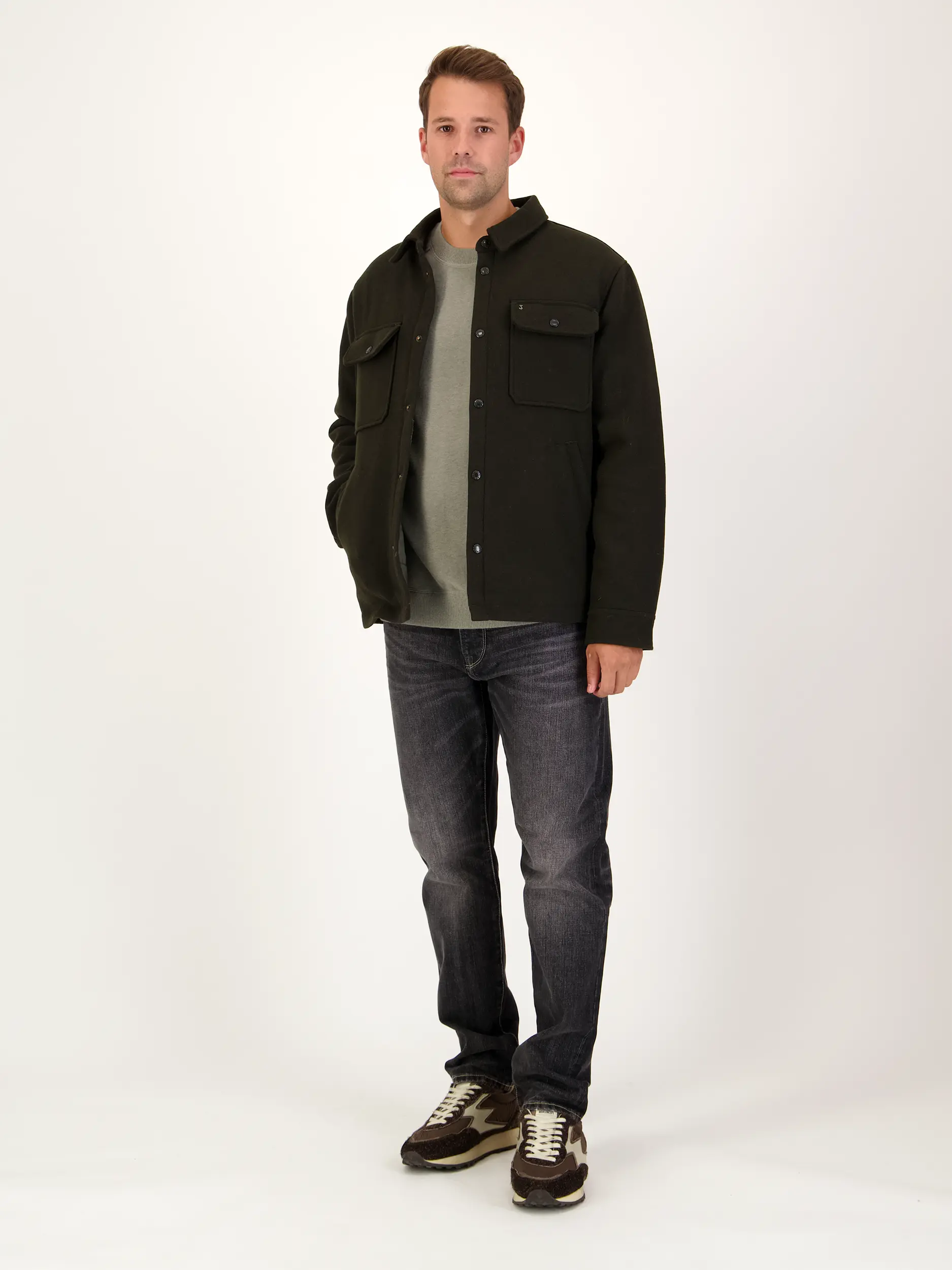 Overshirt mit Kentkragen langarm - Artikel Teil eines Outfits getragen von einem Modell - Farbe: Braun