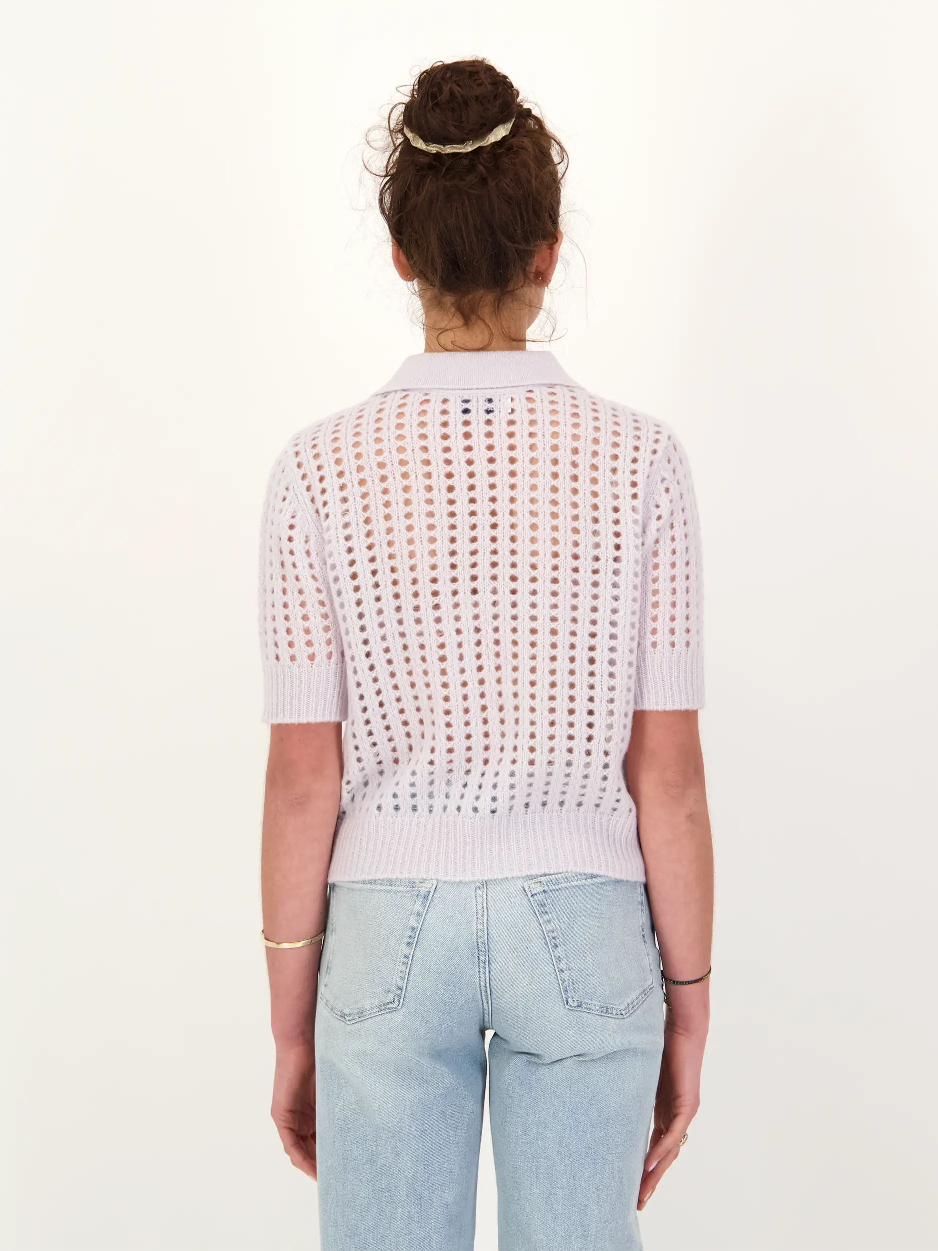 Pullover 'Kikyo' aus Kaschmir Seide Mix - Artikel Rückseite getragen von einem Modell - Farbe: Grau