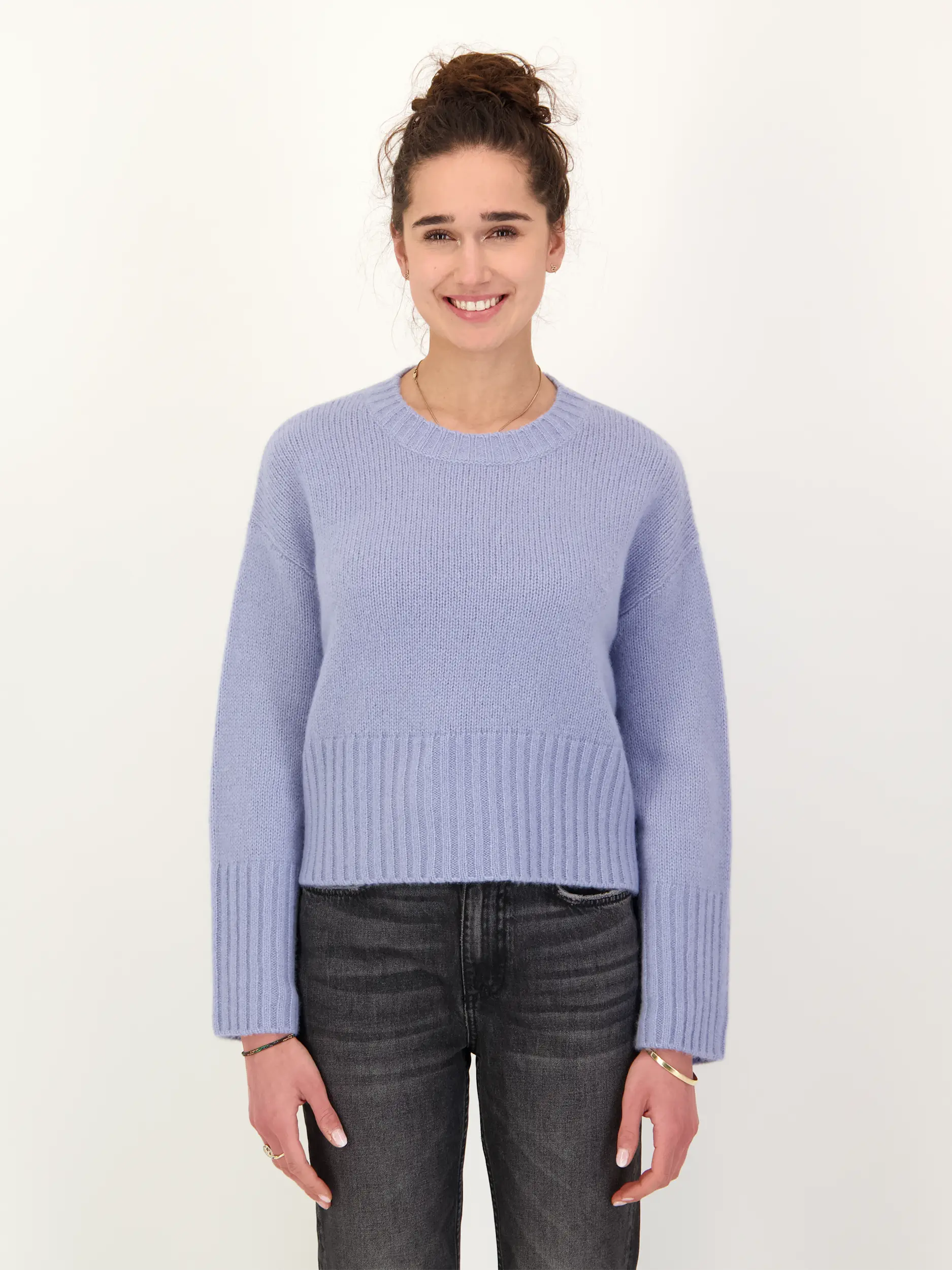 Pullover 'Hagi' aus Kaschmir Seide Mix - Artikel Vorderseite getragen von einem Modell - Farbe: Blau