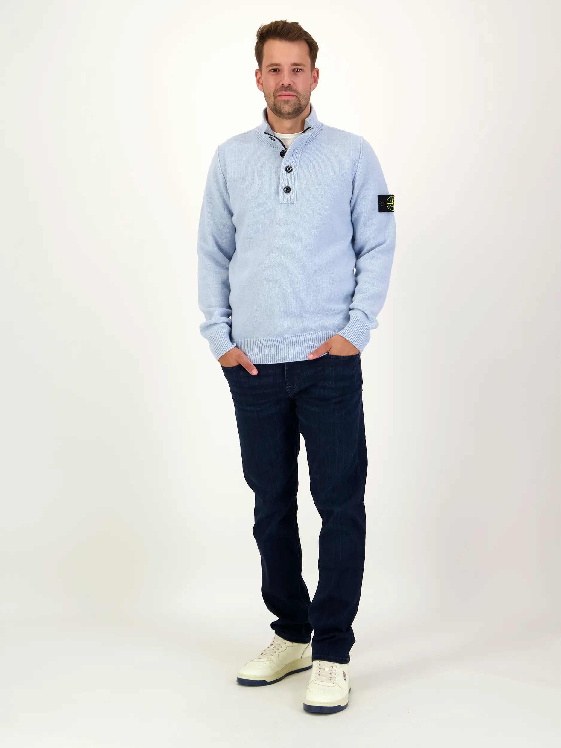 Pullover aus Wollmix langarm - Artikel Teil eines Outfits getragen von einem Modell