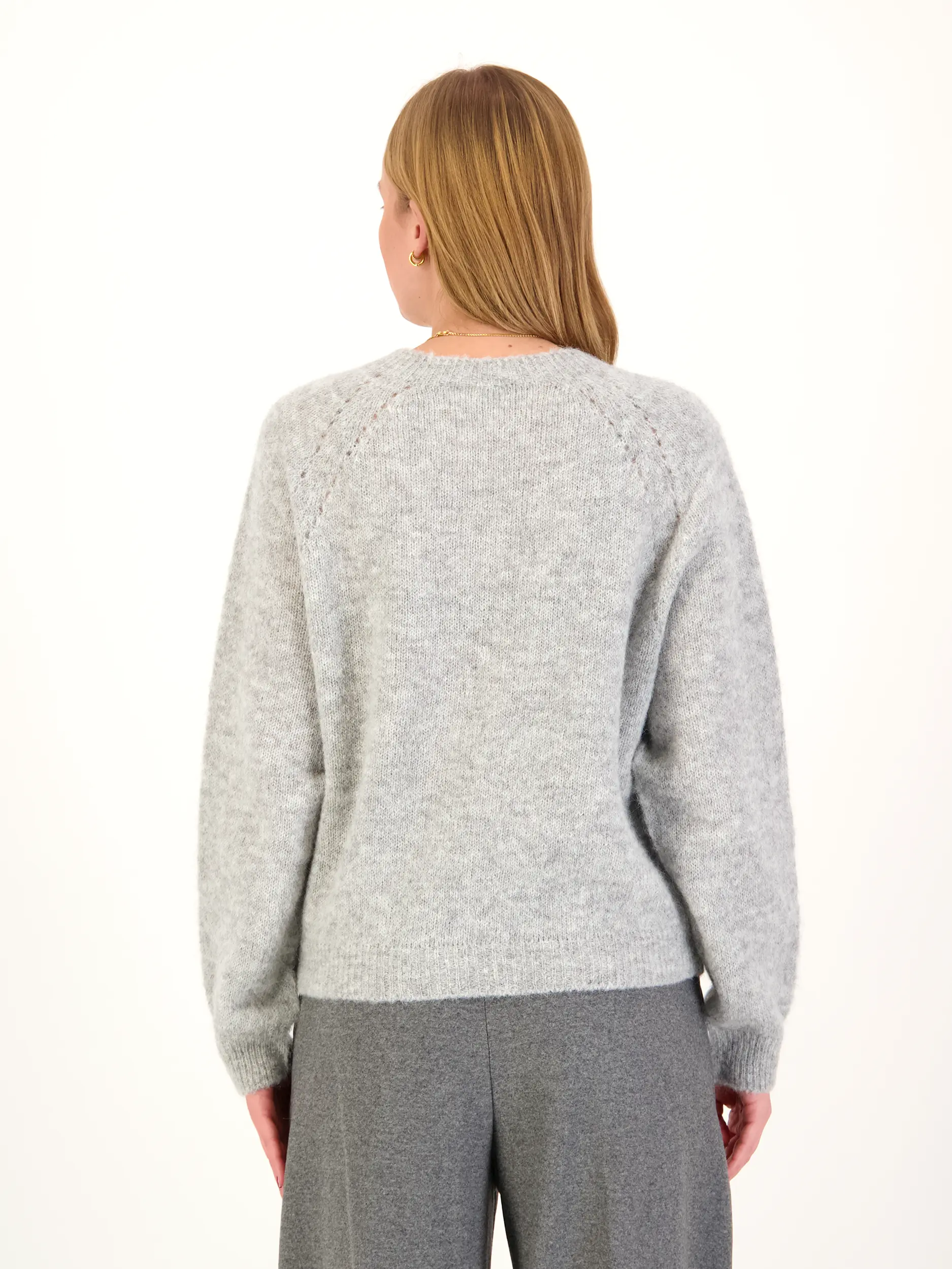 Pullover 'Pemiri' langarm - Artikel Rückseite getragen von einem Modell - Farbe: Grau