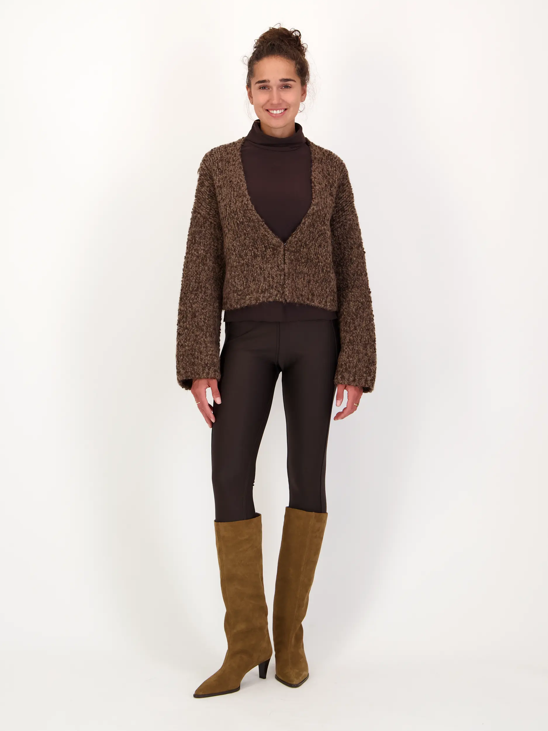 Strickjacke 'Friedi' langarm - Artikel Teil eines Outfits getragen von einem Modell - Farbe: Braun
