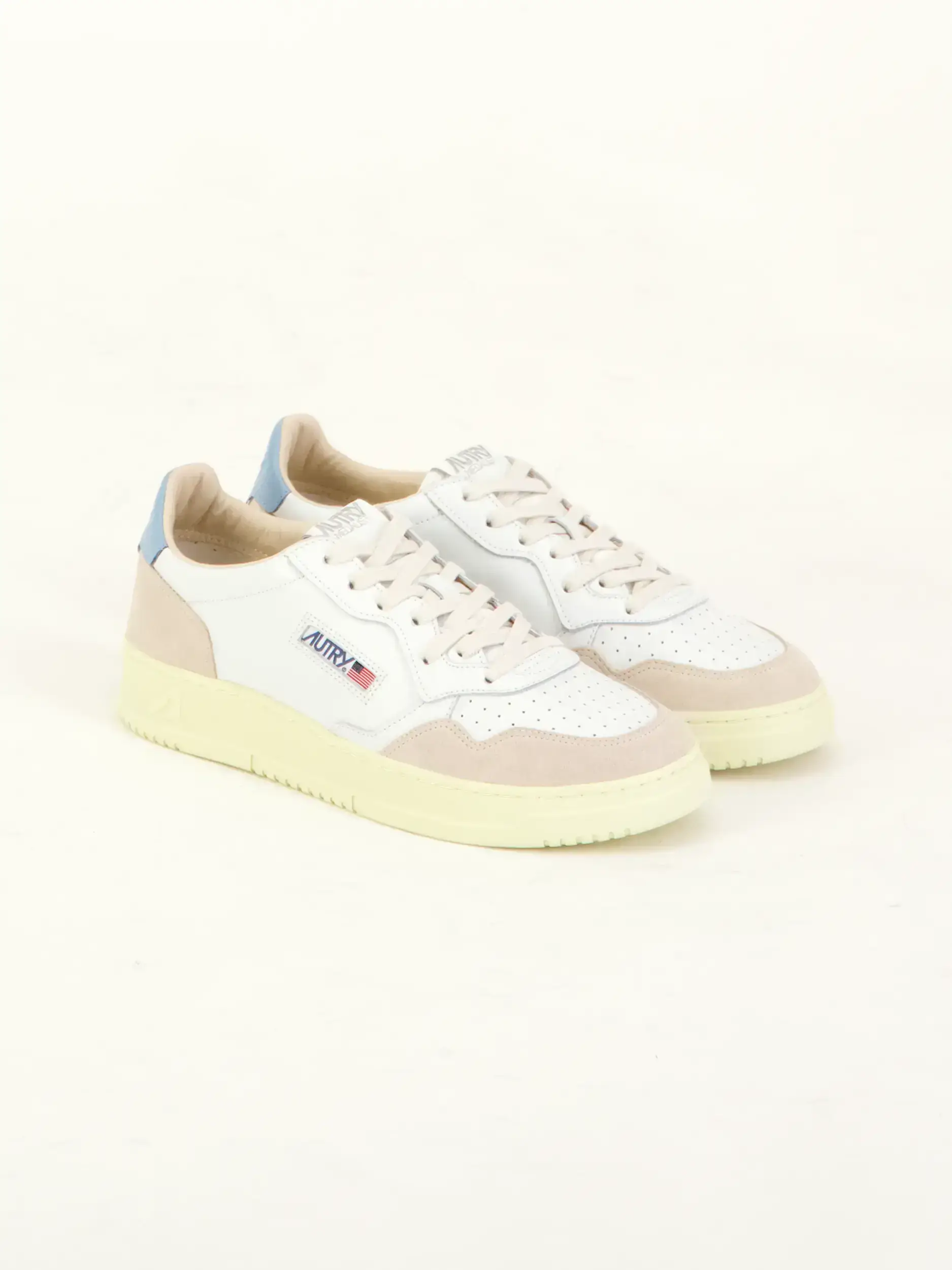 Sneaker 'Medalist' aus Leder - Artikel Teil eines Outfits getragen von einem Modell - Farbe: Weiß