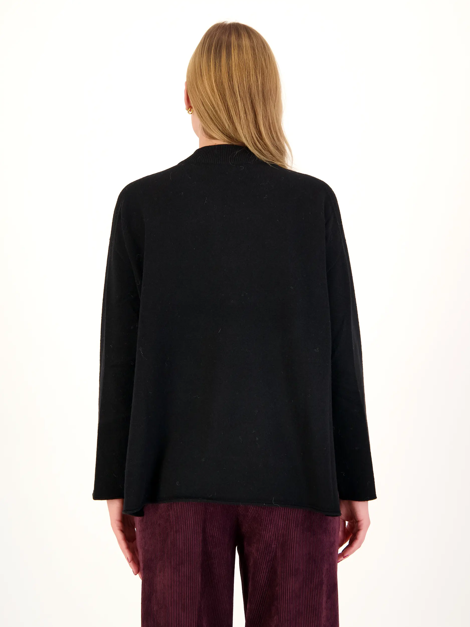 Pullover 'Timothea' aus Schurwolle langarm - Artikel Rückseite getragen von einem Modell - Farbe: Schwarz