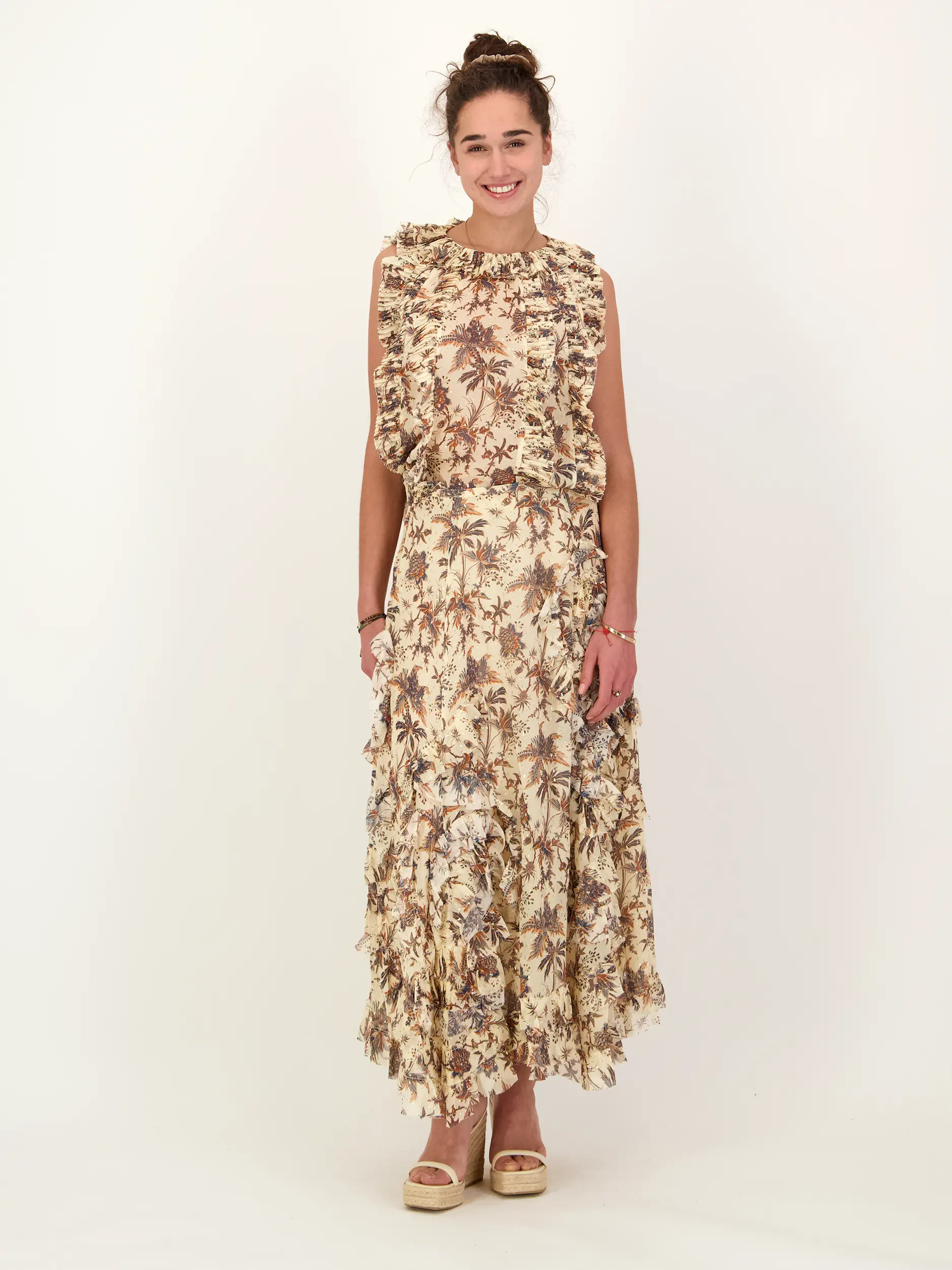 Geblümte Seidenbluse 'Sabra' mit Rüschen ärmellos - Artikel Teil eines Outfits getragen von einem Modell - Farbe: Creme