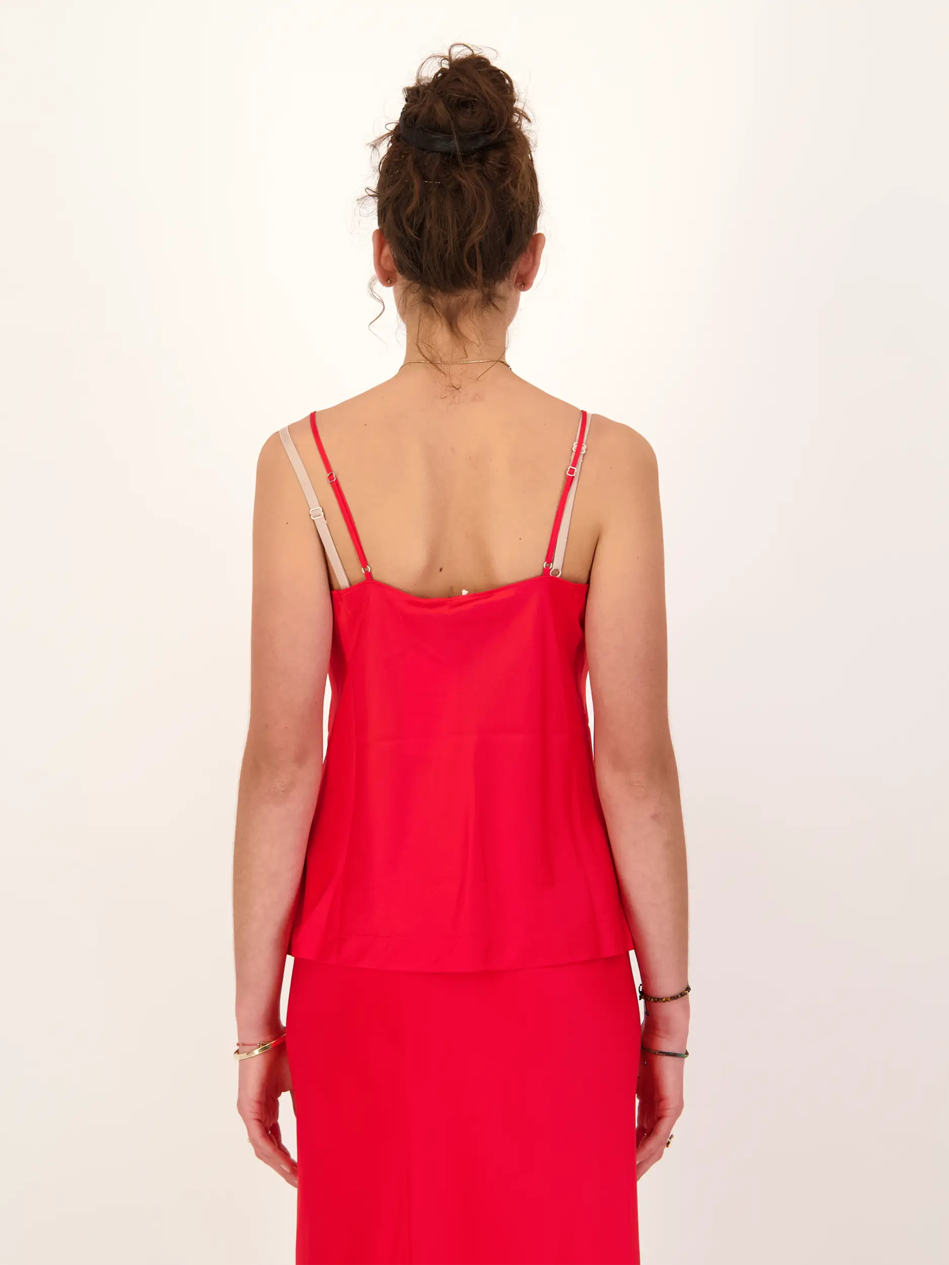 Satintop aus Seide - Artikel Rückseite getragen von einem Modell - Farbe: Rot